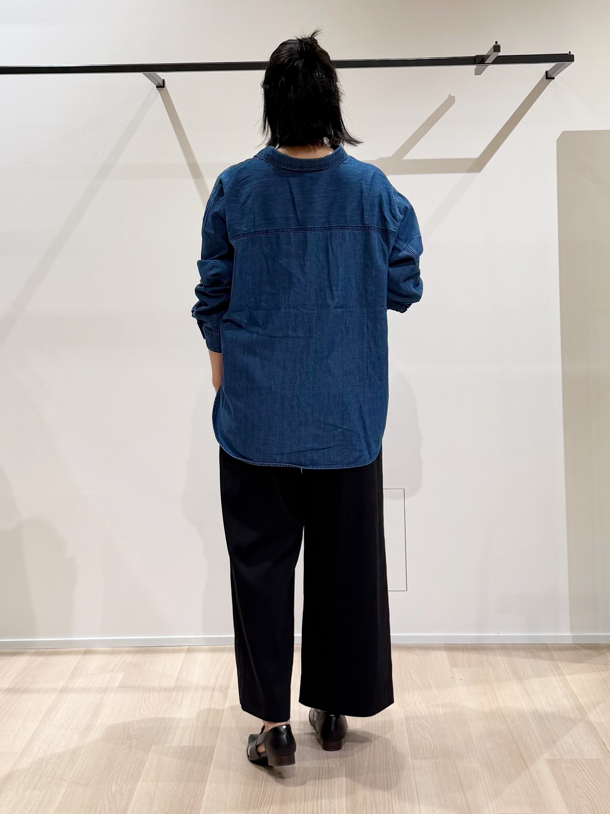 TOMOMIさんの「UNTITLED｜【洗える／体型カバー】ライトデニム ワークシャツ」を使ったコーディネート