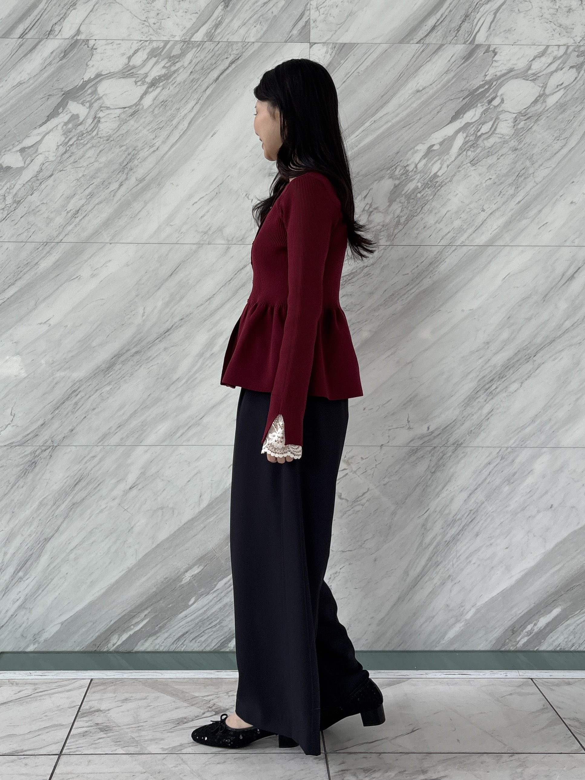 AOIさんの「Couture brooch｜【上品見えの袖レース】ペプラム カーディガン」を使ったコーディネート