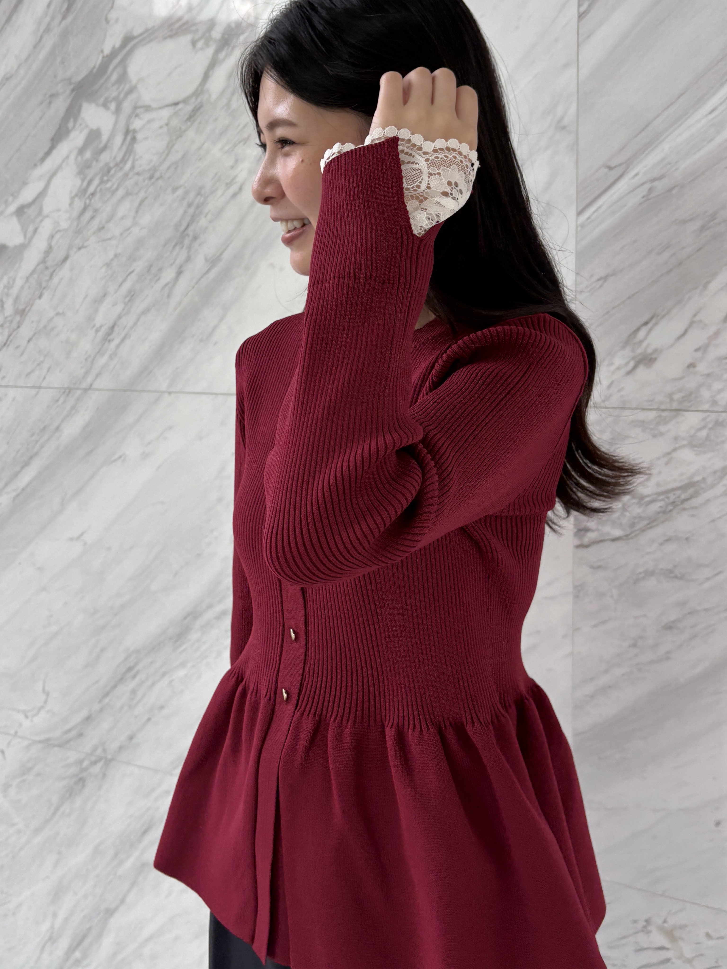 AOIさんの「Couture brooch｜【上品見えの袖レース】ペプラム カーディガン」を使ったコーディネート