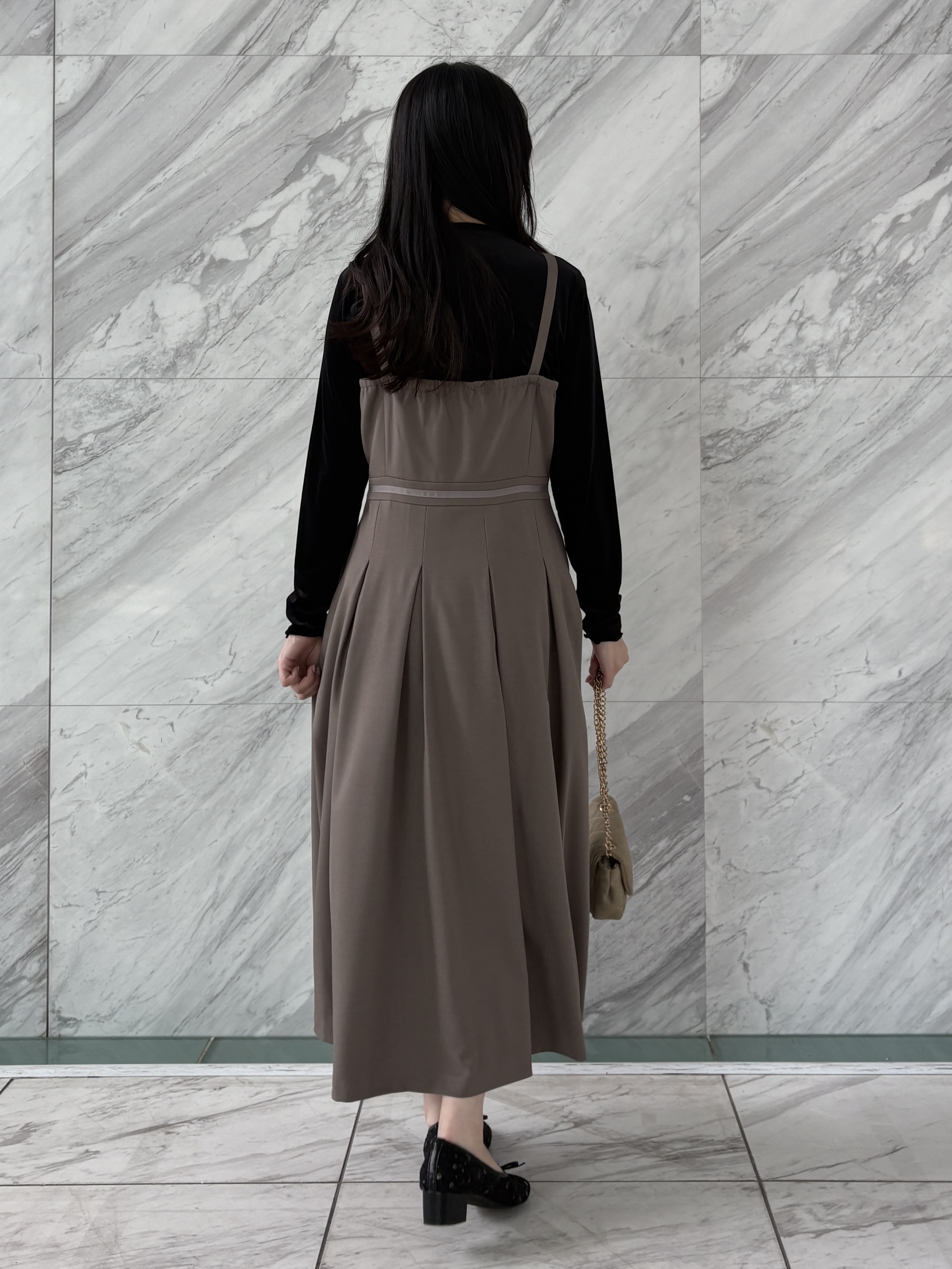 AOIさんの「Couture brooch｜【上品な透け感・洗濯機可】シアーベロアトップス」を使ったコーディネート