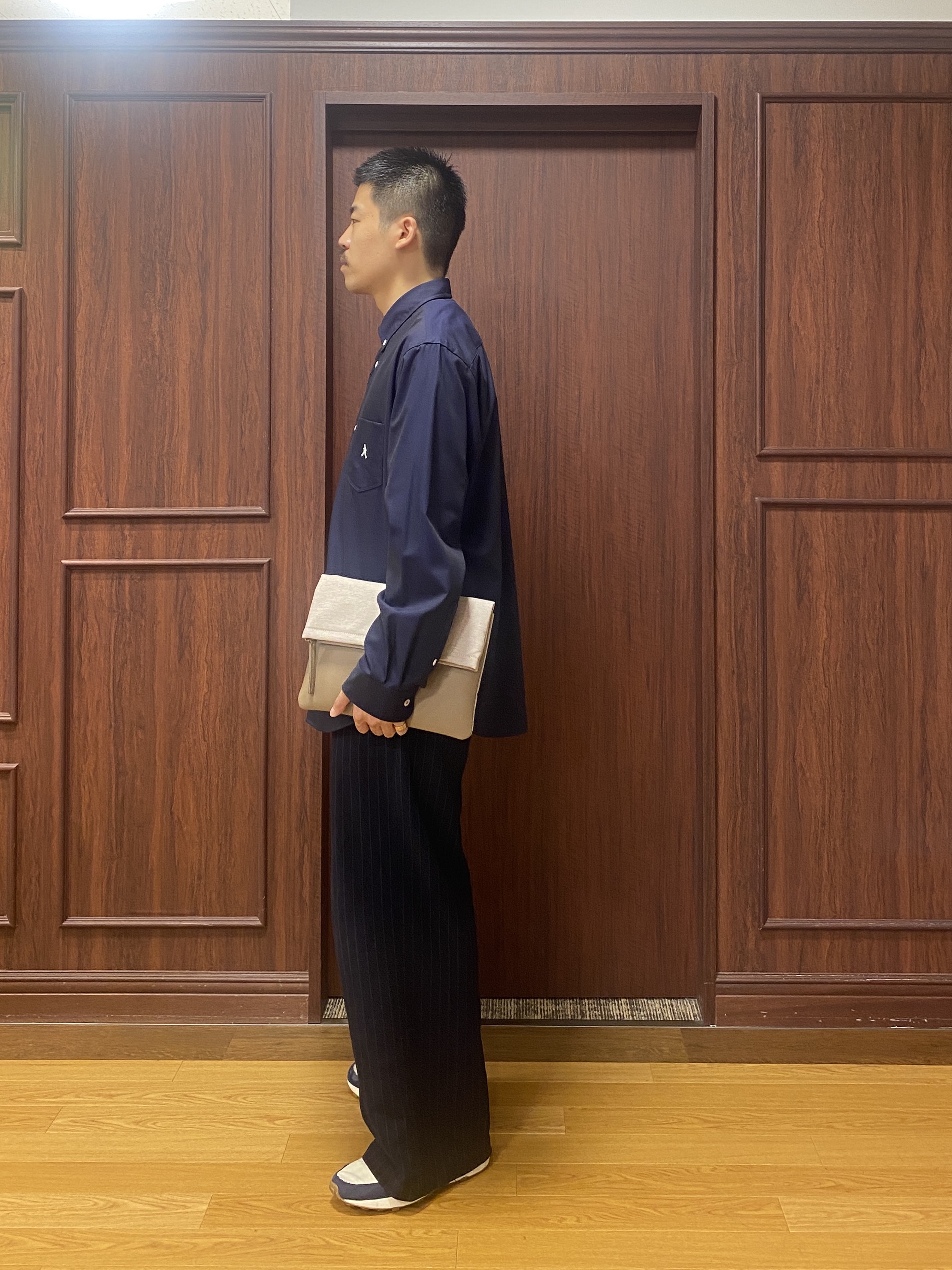 石井友也さんの「TAKEO KIKUCHI｜【BOWLER HAT LABEL】ボーラーハットウォーカー刺繍 ボタンダウンシャツ」を使ったコーディネート