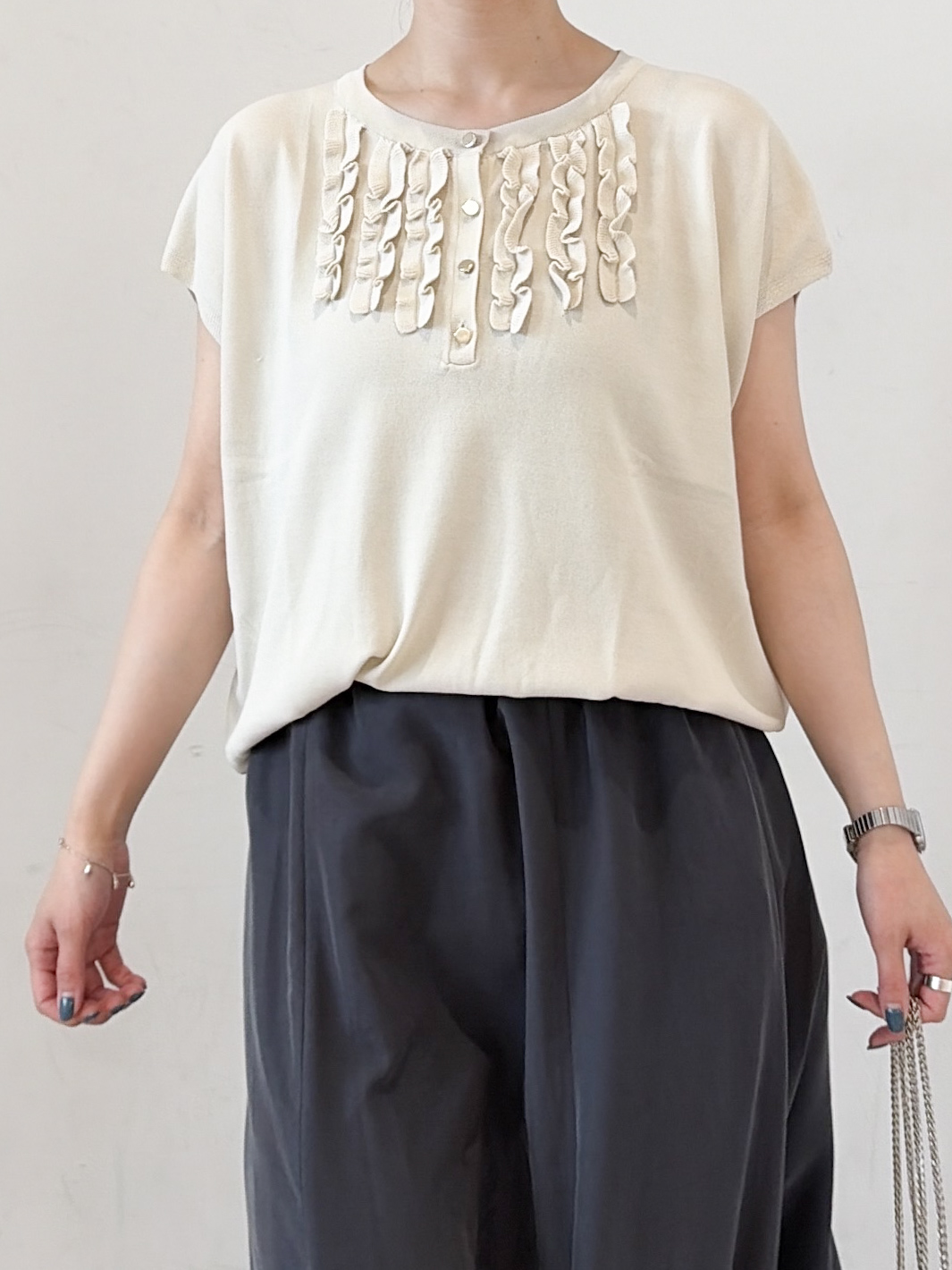 haruさんの「OPAQUE.CLIP｜【UV】フリルフレンチスリーブニット《接触冷感／洗濯機OK》」を使ったコーディネート