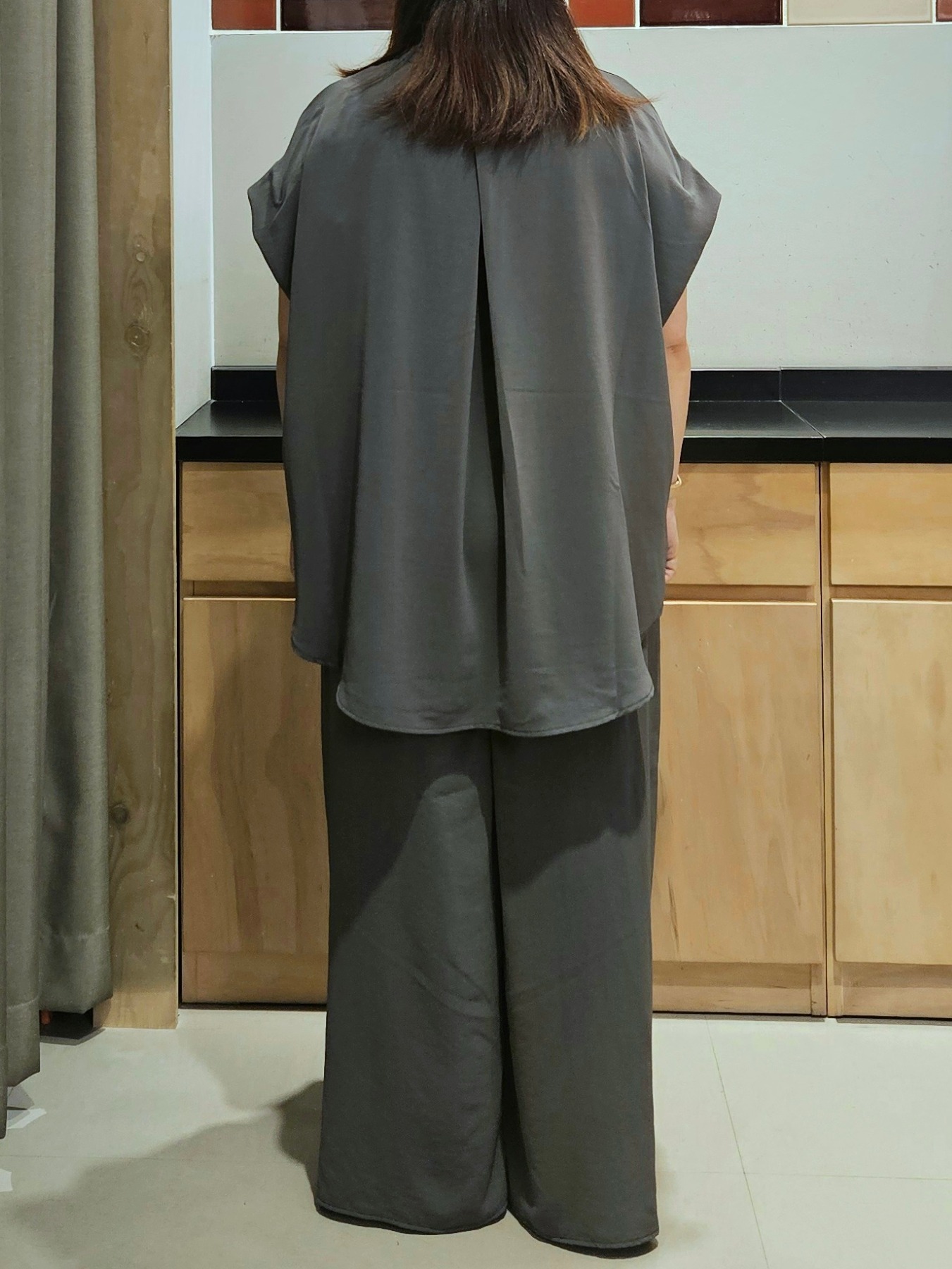 okayuさんの「THE SHOP TK｜【ひんやり/遮熱/セットアップ可】やみつきになる とろみバンドカラーブラウス」を使ったコーディネート