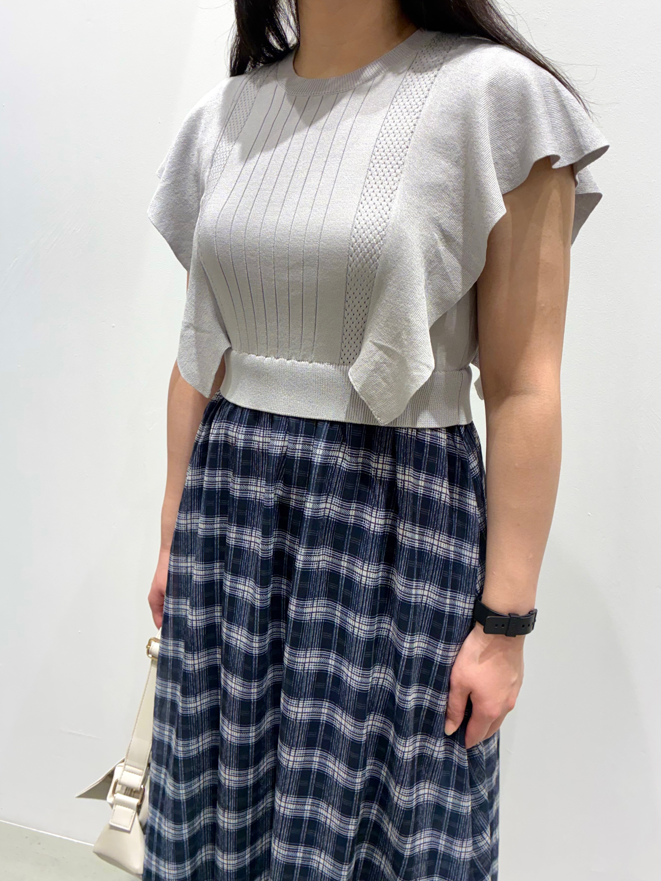 seinaさんの「grove｜【低身長さんも選べる着丈・洗濯機◎】1枚で華やか 肩フリルニットドッキングワンピース」を使ったコーディネート