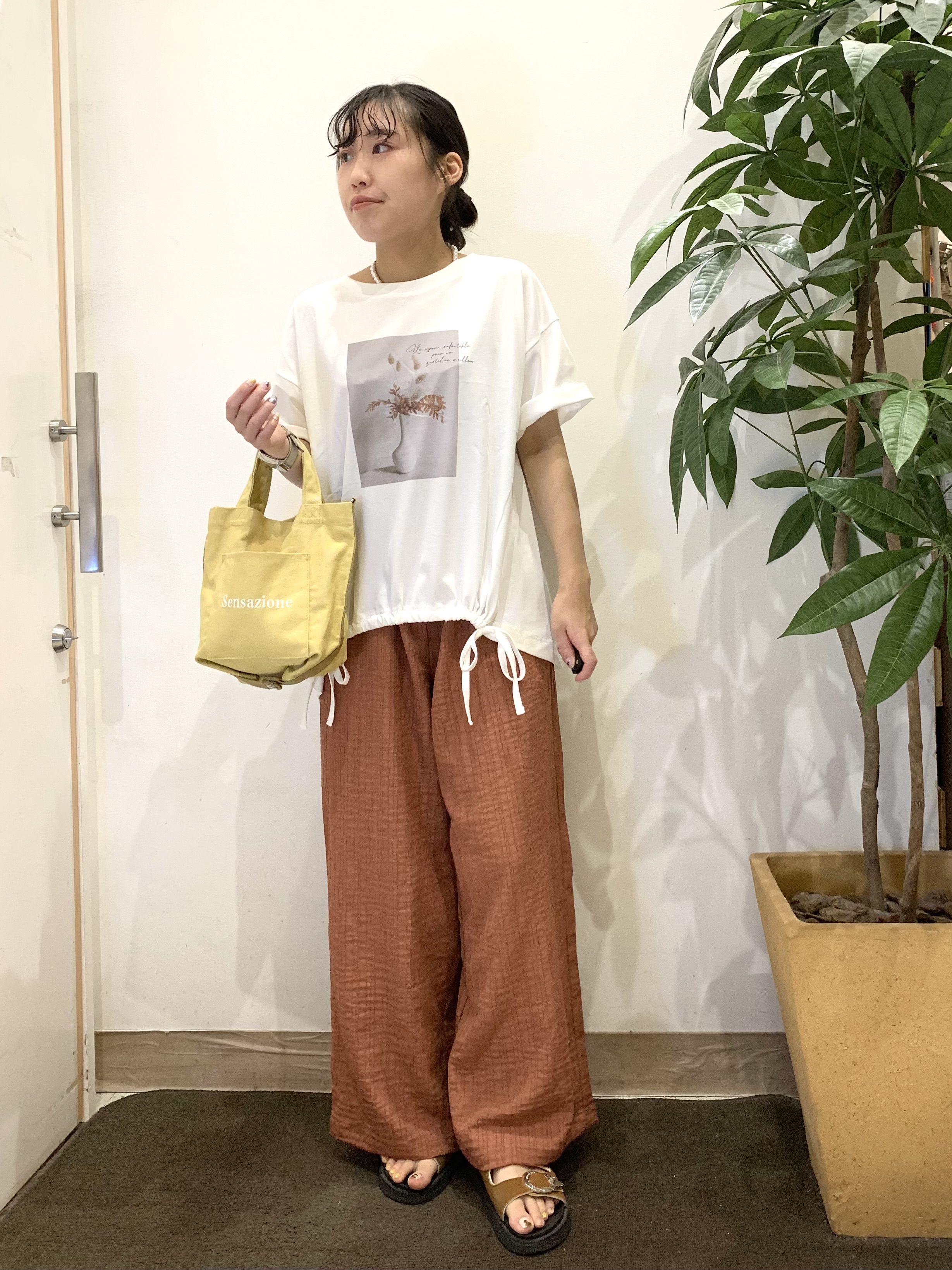 ちゃろさんの「SHOO･LA･RUE｜【ひんやり/体型カバー】プリントデザインが目を惹く 裾シャーリングTシャツ」を使ったコーディネート