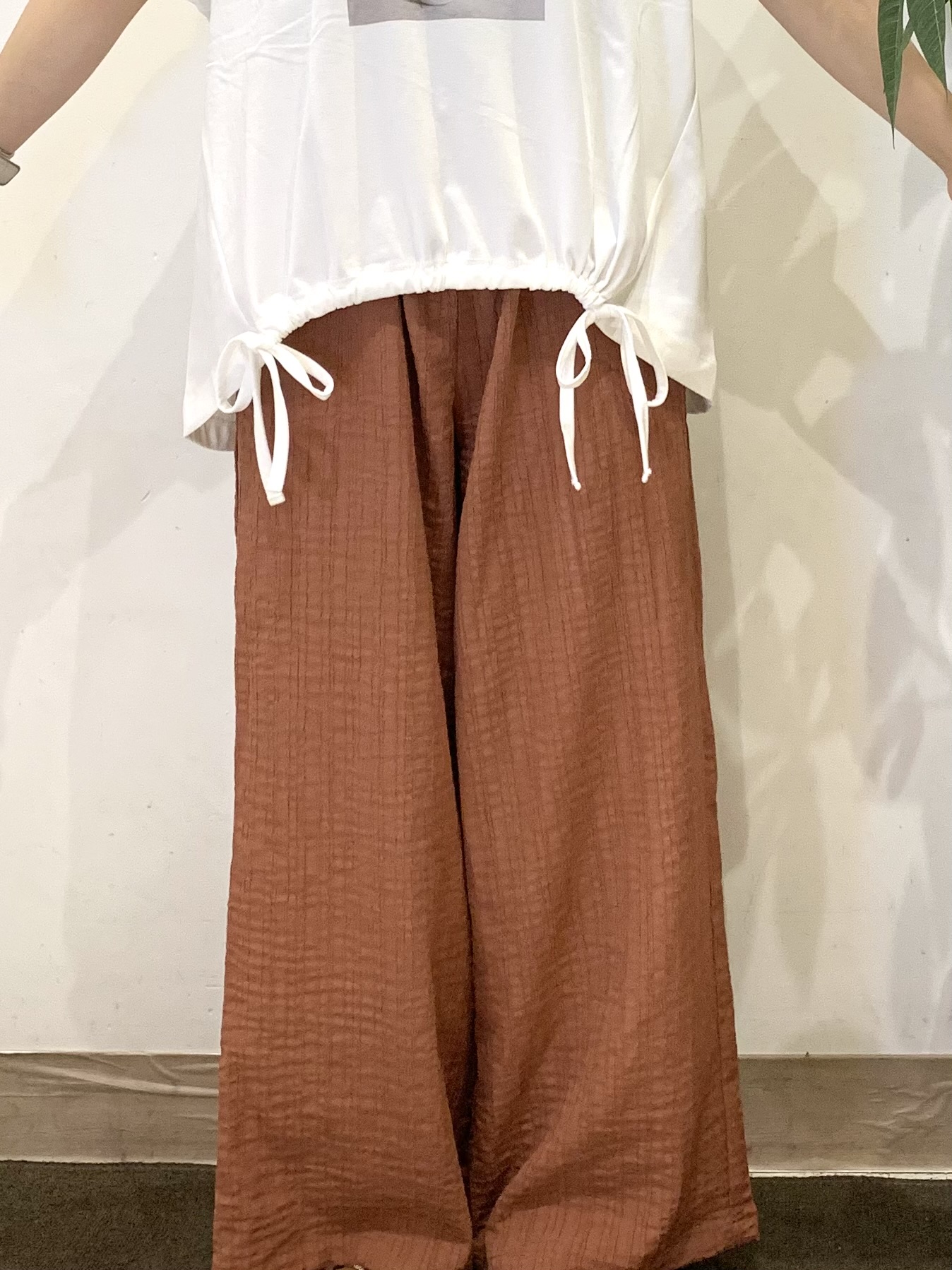 ちゃろさんの「SHOO･LA･RUE｜【ひんやり/体型カバー】プリントデザインが目を惹く 裾シャーリングTシャツ」を使ったコーディネート