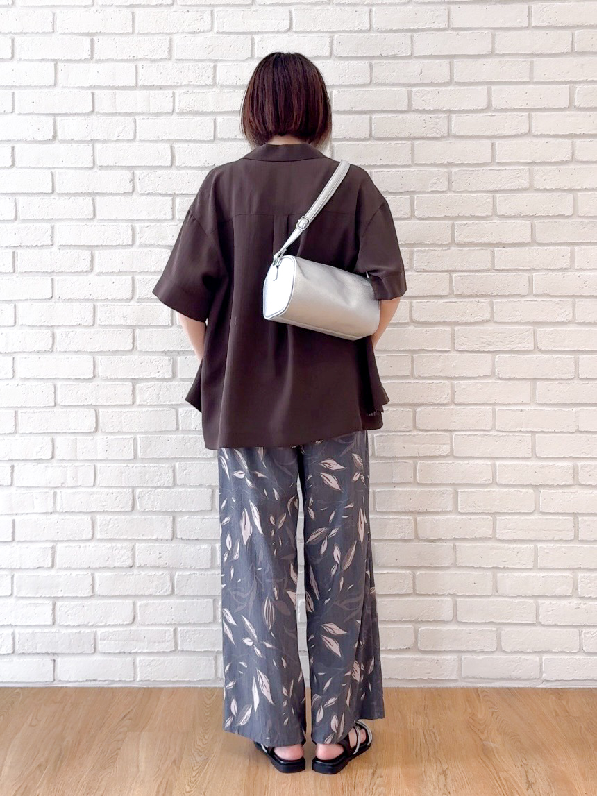 𝐜𝐡𝐢𝐤𝐚さんの「SHOO･LA･RUE｜【通気性〇/UV/S-LL】洗濯後しわになりにくい とろみストライプシャツ」を使ったコーディネート