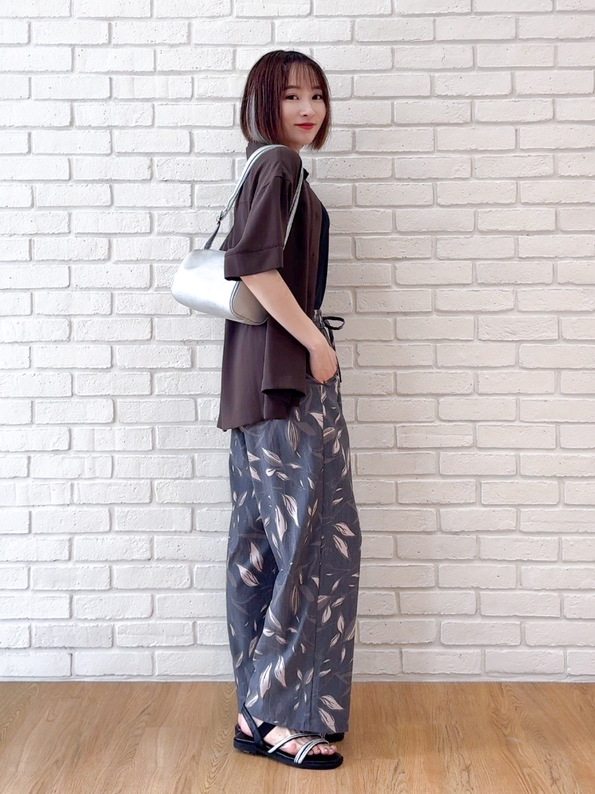 𝐜𝐡𝐢𝐤𝐚さんの「SHOO･LA･RUE｜【通気性〇/UV/S-LL】洗濯後しわになりにくい とろみストライプシャツ」を使ったコーディネート