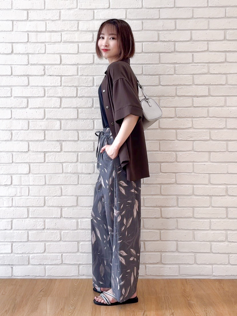 𝐜𝐡𝐢𝐤𝐚さんの「SHOO･LA･RUE｜【通気性〇/UV/S-LL】洗濯後しわになりにくい とろみストライプシャツ」を使ったコーディネート