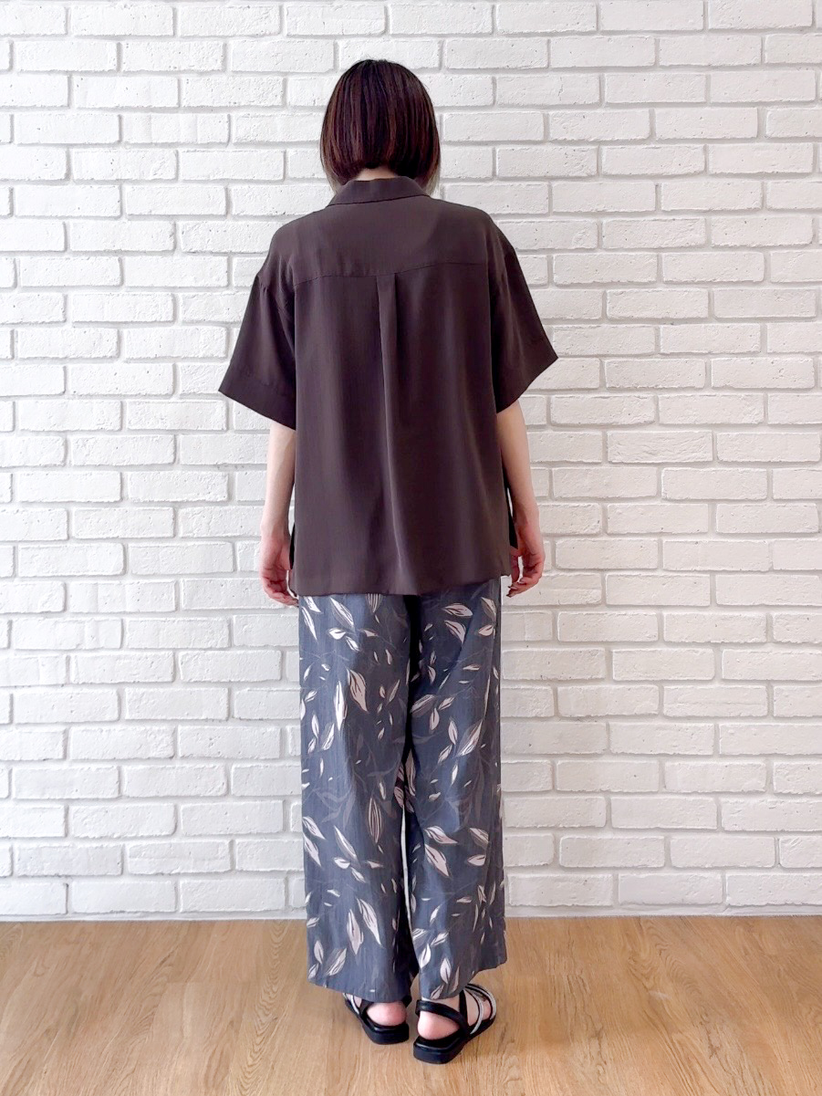 𝐜𝐡𝐢𝐤𝐚さんの「SHOO･LA･RUE｜【通気性〇/UV/S-LL】洗濯後しわになりにくい とろみストライプシャツ」を使ったコーディネート