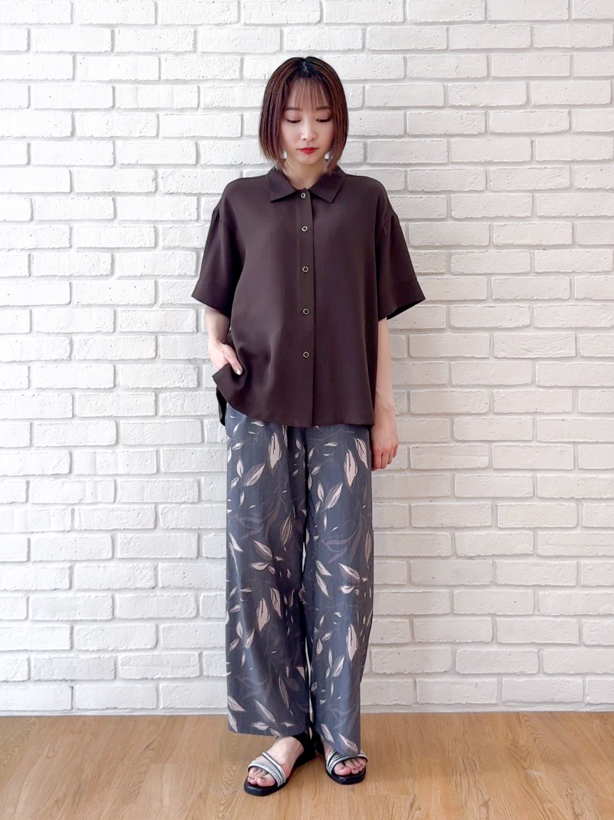 𝐜𝐡𝐢𝐤𝐚さんの「SHOO･LA･RUE｜【通気性〇/UV/S-LL】洗濯後しわになりにくい とろみストライプシャツ」を使ったコーディネート