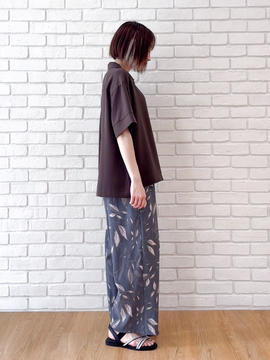 𝐜𝐡𝐢𝐤𝐚さんの「SHOO･LA･RUE｜【通気性〇/UV/S-LL】洗濯後しわになりにくい とろみストライプシャツ」を使ったコーディネート