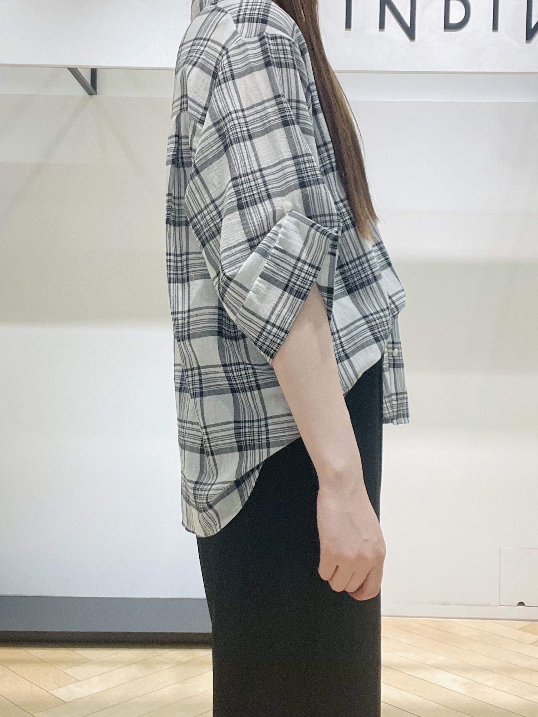 mさんの「INDIVI｜【コットン100％／透け感／2WAY】袖アレンジ チェックシャツ」を使ったコーディネート