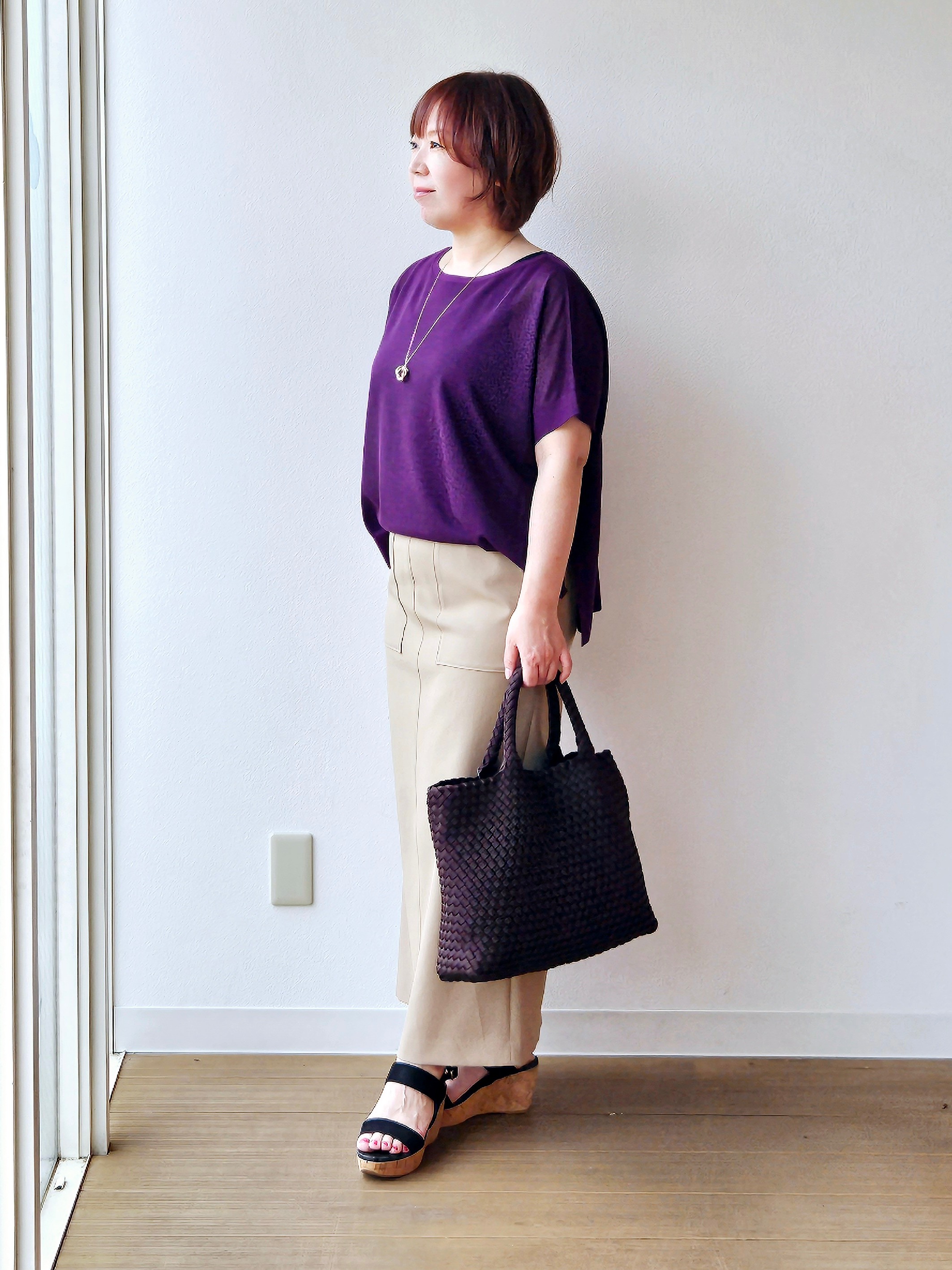 やじまさんの「UNTITLED｜【アンサンブル可/品のある透け感】Tシャツ風ニットトップス」を使ったコーディネート