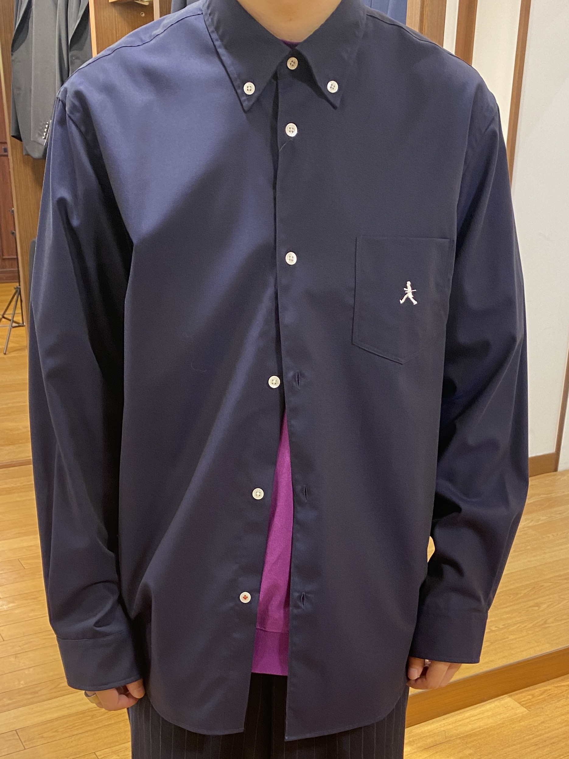石井友也さんの「TAKEO KIKUCHI｜【BOWLER HAT LABEL】ボーラーハットウォーカー刺繍 ボタンダウンシャツ」を使ったコーディネート