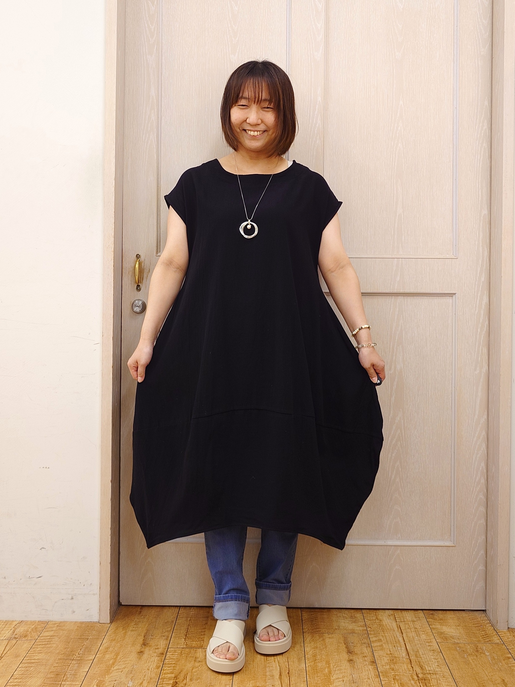 とろろさんの「SHOO･LA･RUE｜【S-LL/洗濯機可/体型カバー】綿100％ ふんわりラインが女性らしい コクーンワンピース」を使ったコーディネート
