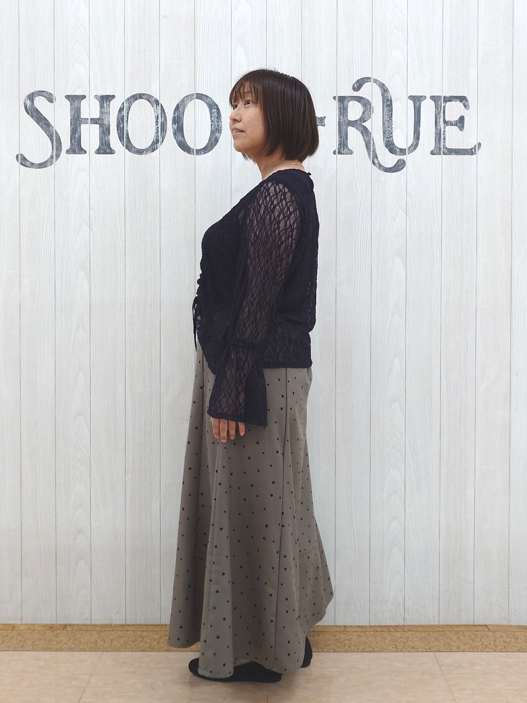 とろろさんの「SHOO･LA･RUE｜レースで華やかに映える 旬な透け感の レースシャーリングトップス」を使ったコーディネート