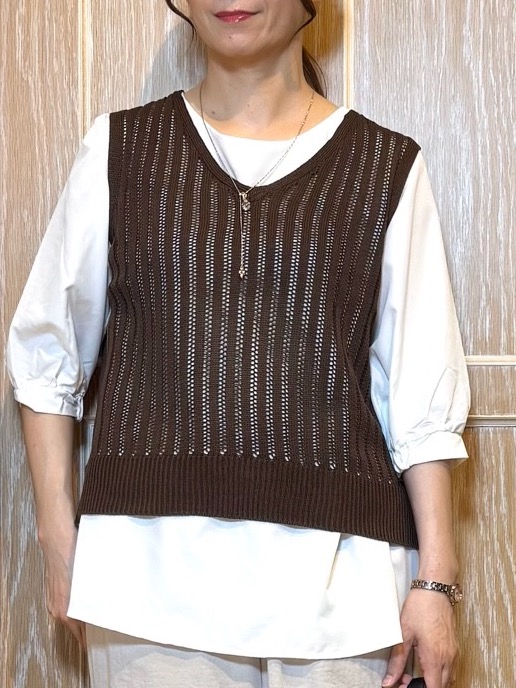 KAORIさんの「SHOO･LA･RUE｜【2点セット/洗濯機可/S-LL】時短でコーデ決まる 透かし編みニットベスト＋5分袖シャツ」を使ったコーディネート