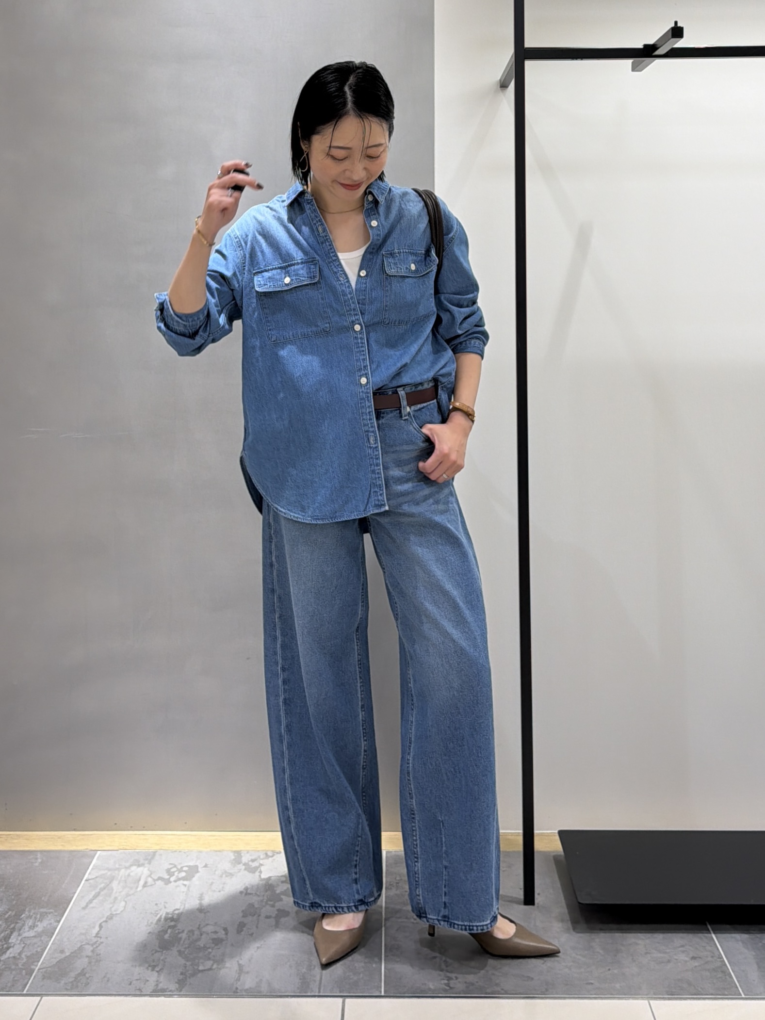 shihoさんの「INDIVI｜【洗える／体型カバー】ライトデニム ワークシャツ」を使ったコーディネート