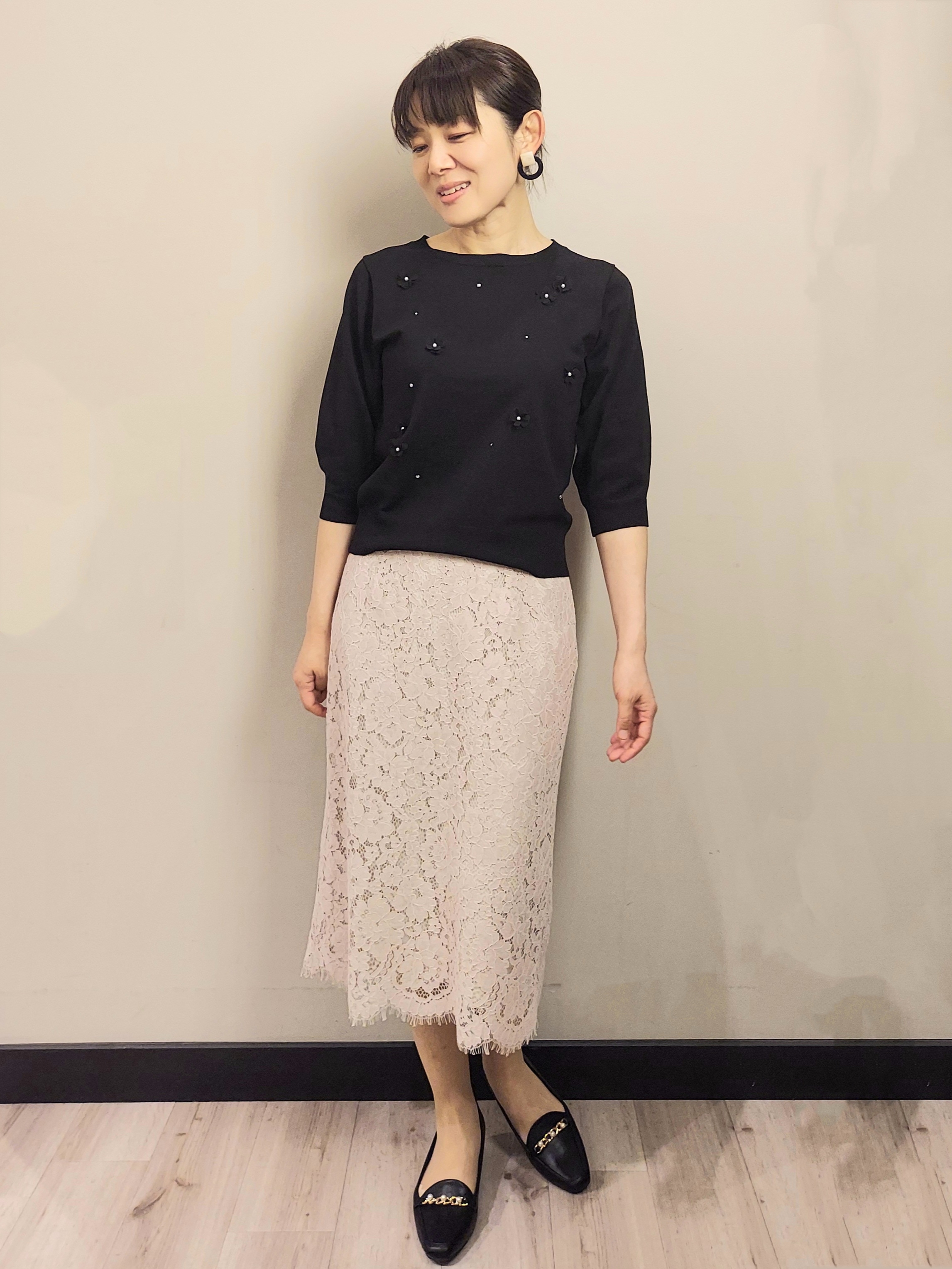MAKIさんの「index｜お花ビジュー6分袖ニット【洗濯機OK】」を使ったコーディネート