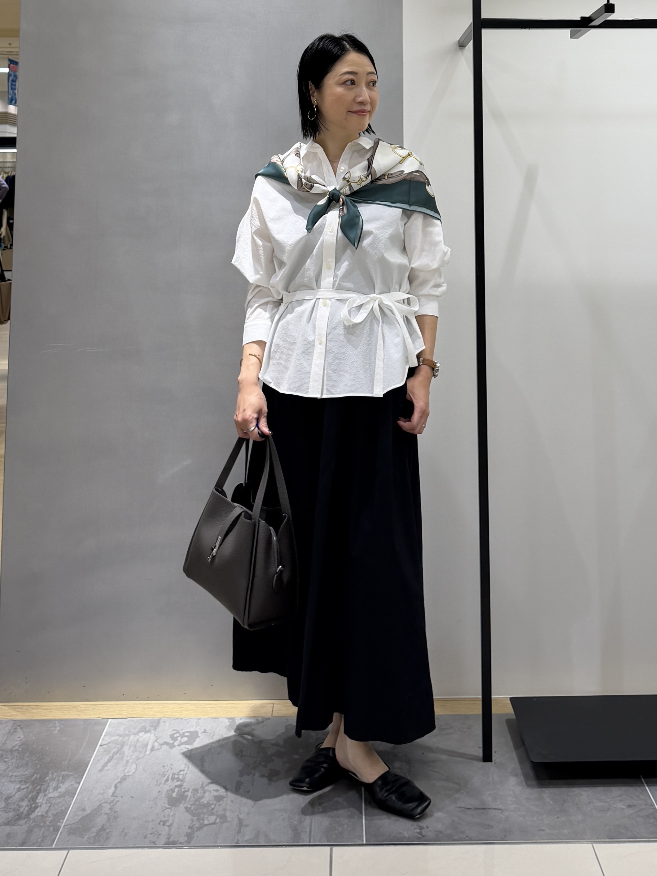 shihoさんの「INDIVI｜【UVケア／接触冷感／ベルト付】サッカー素材シャツ」を使ったコーディネート
