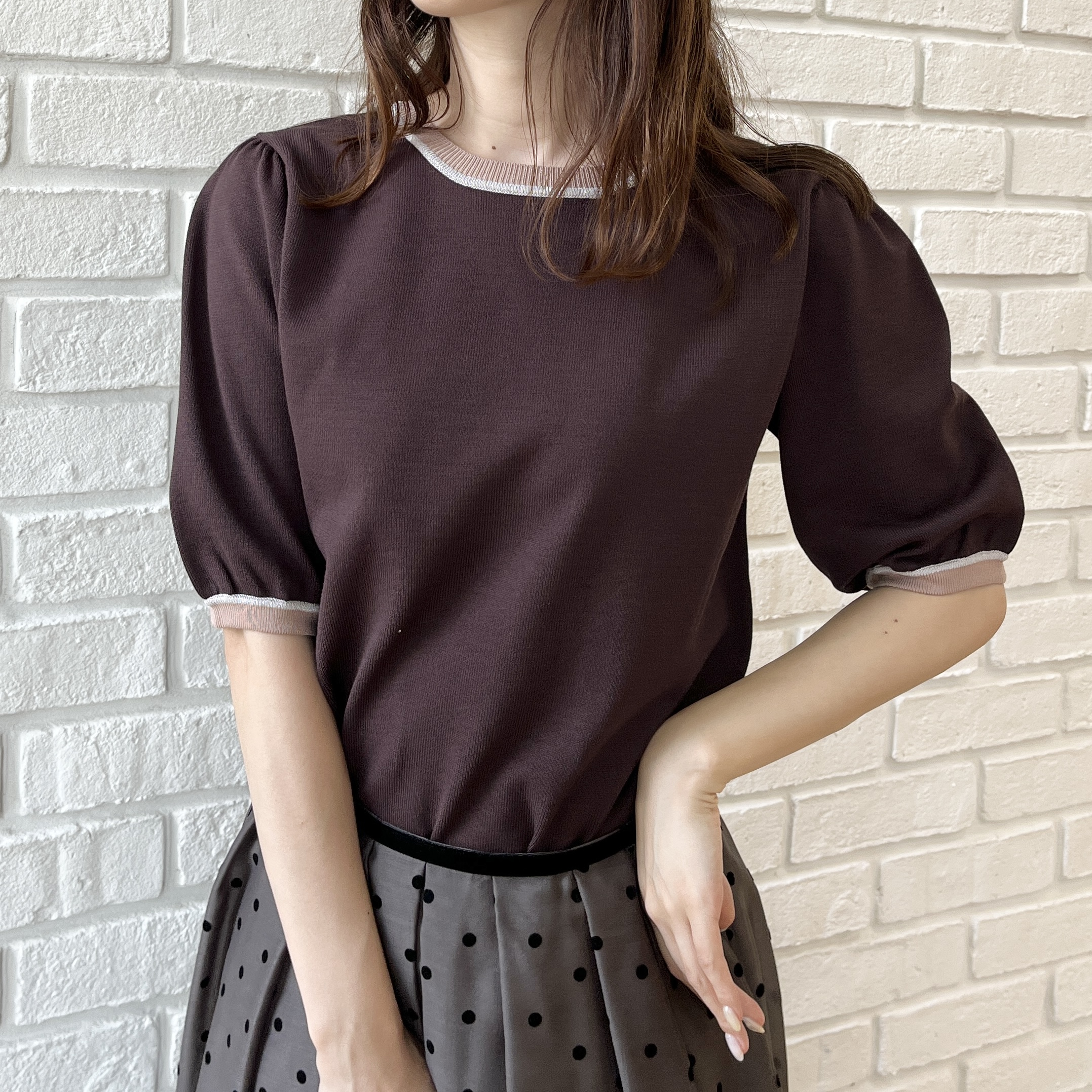 はばさんの「Couture brooch｜【きちんと見えて華やか・アンサンブル可】ラメ配色ニット」を使ったコーディネート