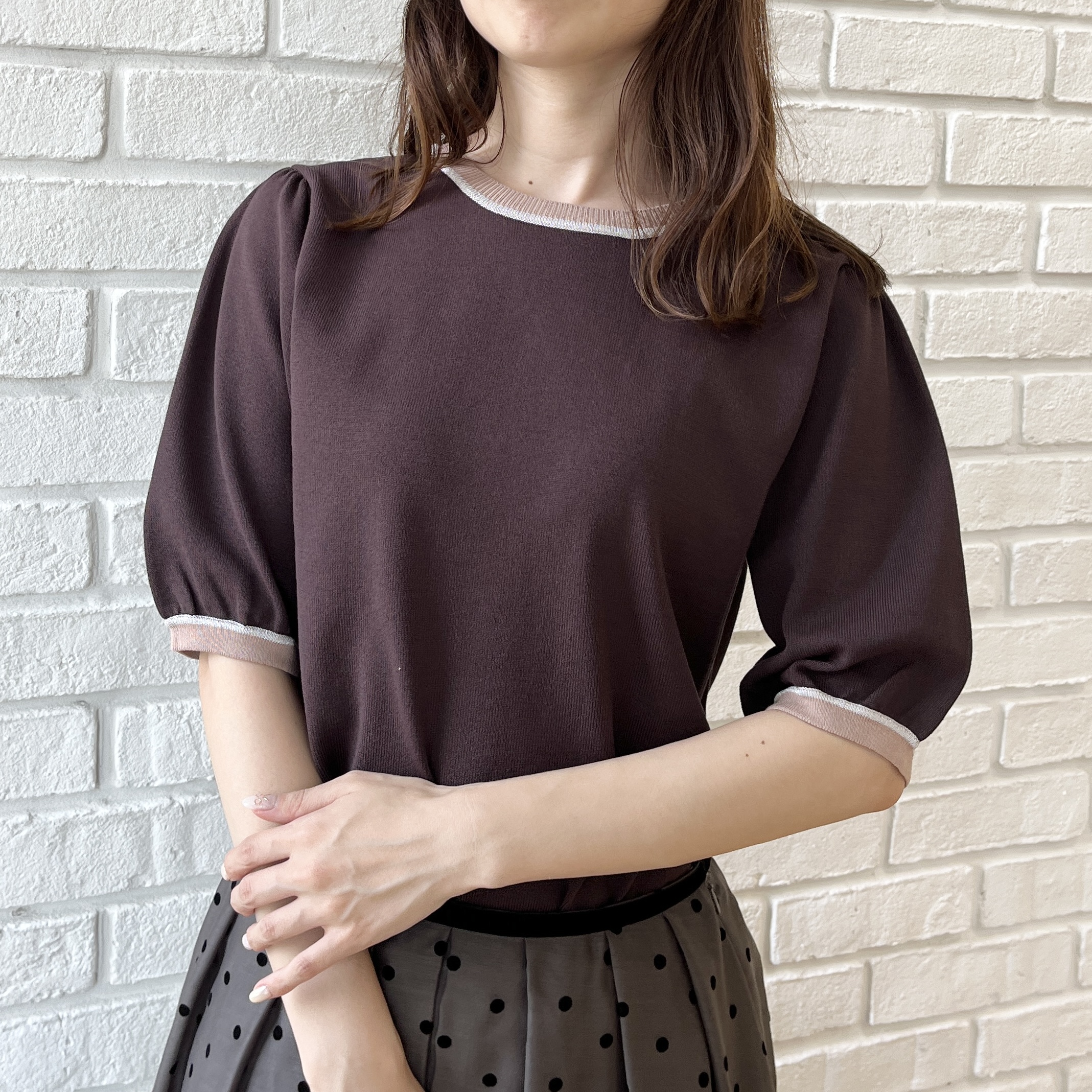 はばさんの「Couture brooch｜【きちんと見えて華やか・アンサンブル可】ラメ配色ニット」を使ったコーディネート