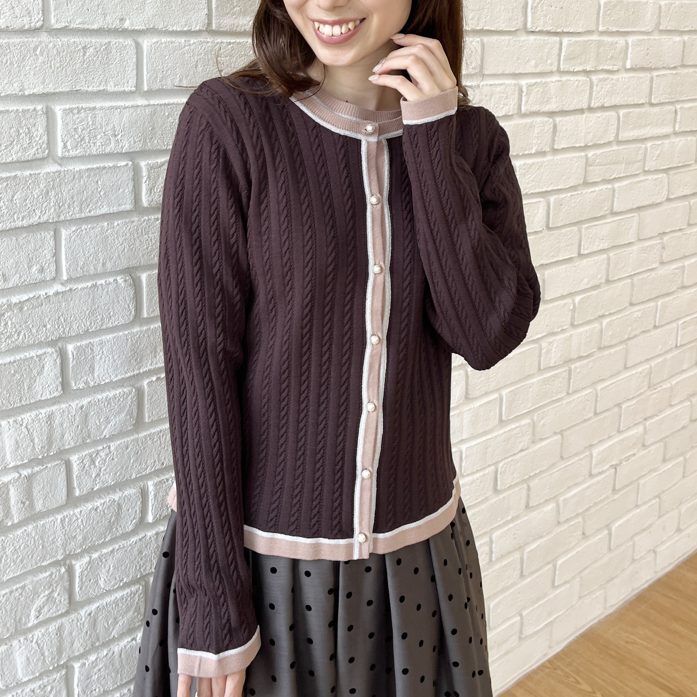 はばさんの「Couture brooch｜【きちんと見えて華やか・アンサンブル可】ラメ配色ニット」を使ったコーディネート