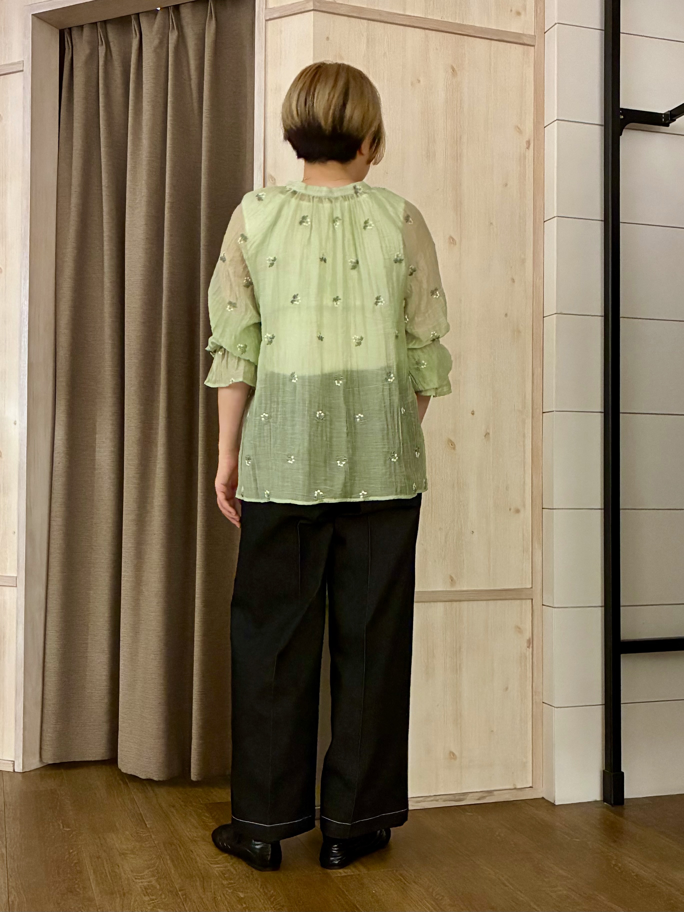 aiさんの「THE SHOP TK｜華やぎを添える 花柄刺繍ブラウス」を使ったコーディネート
