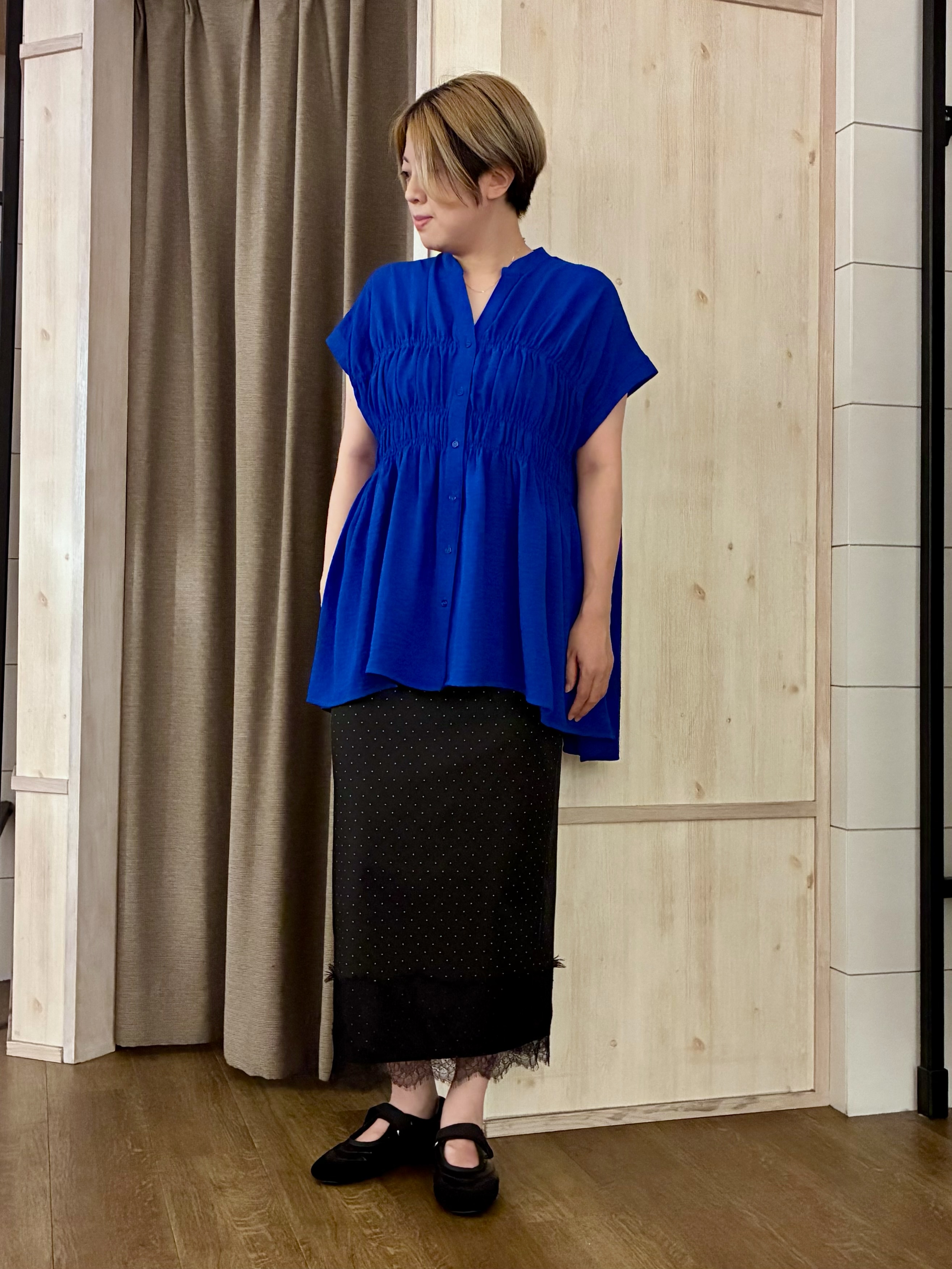 aiさんの「THE SHOP TK｜【夏に嬉しい多機能/体型カバー】ひんやりさらさら シャーリングブラウス」を使ったコーディネート