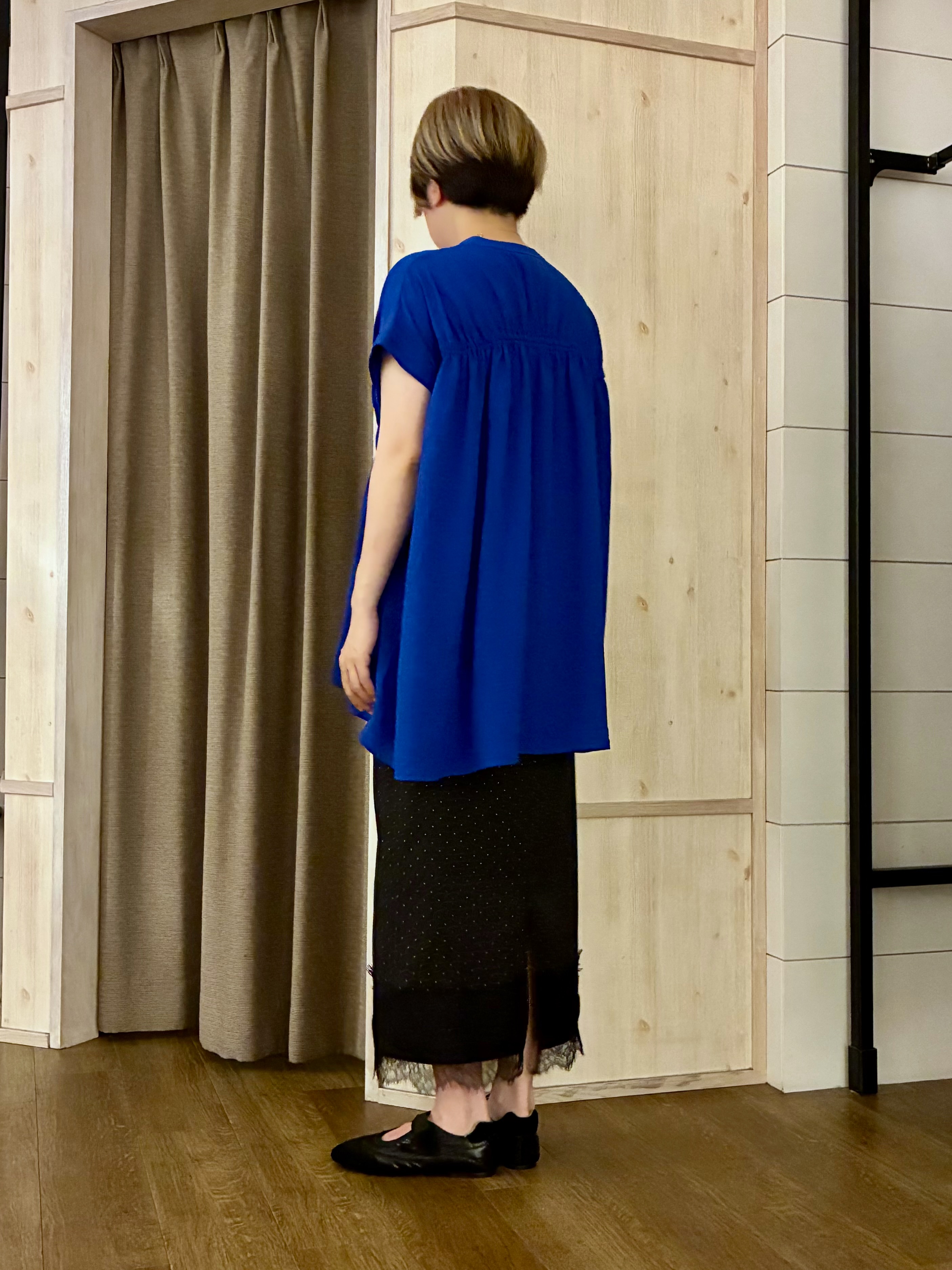 aiさんの「THE SHOP TK｜【夏に嬉しい多機能/体型カバー】ひんやりさらさら シャーリングブラウス」を使ったコーディネート