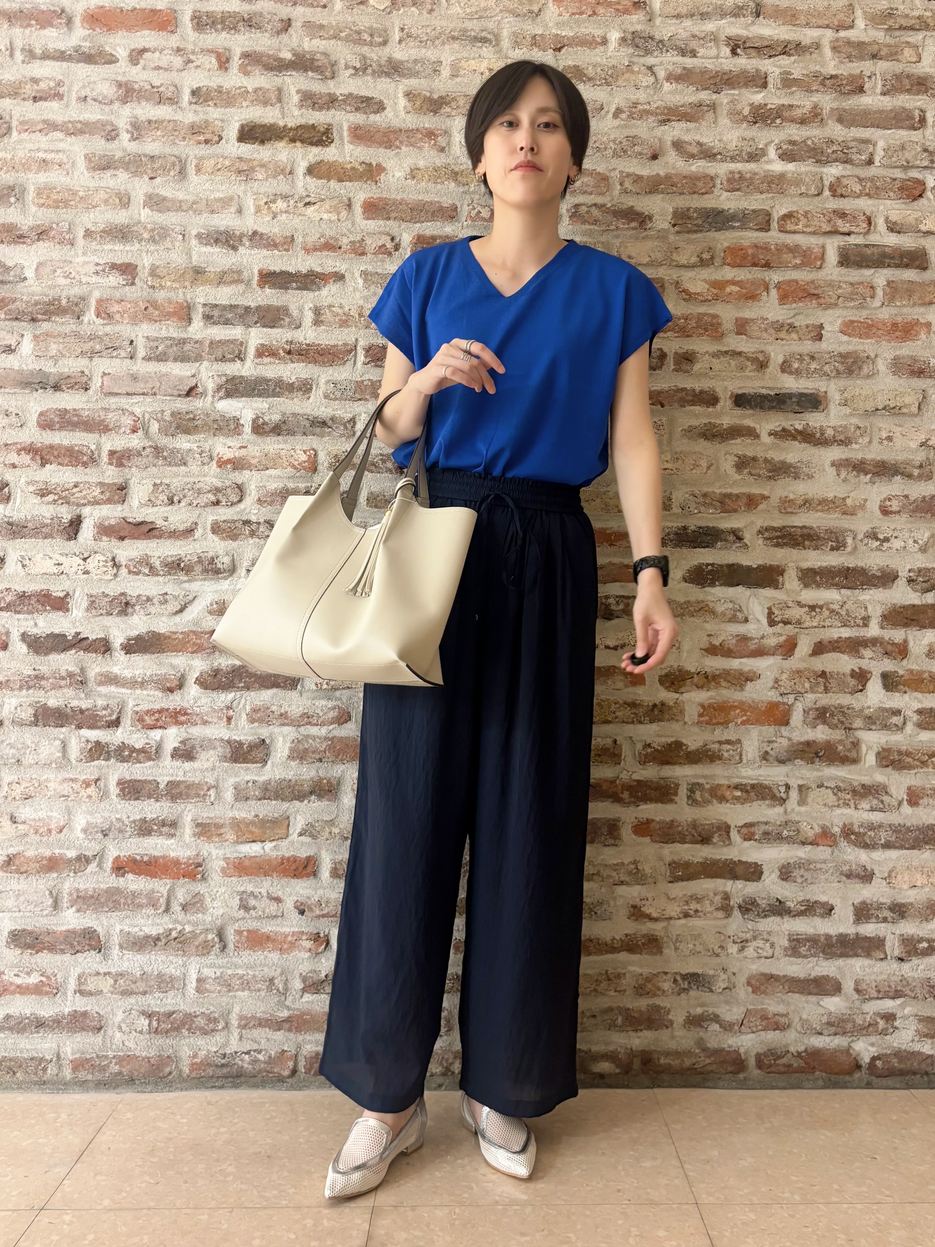 しばさんの「THE SHOP TK｜【さらっとタッチ】Vネックニット」を使ったコーディネート