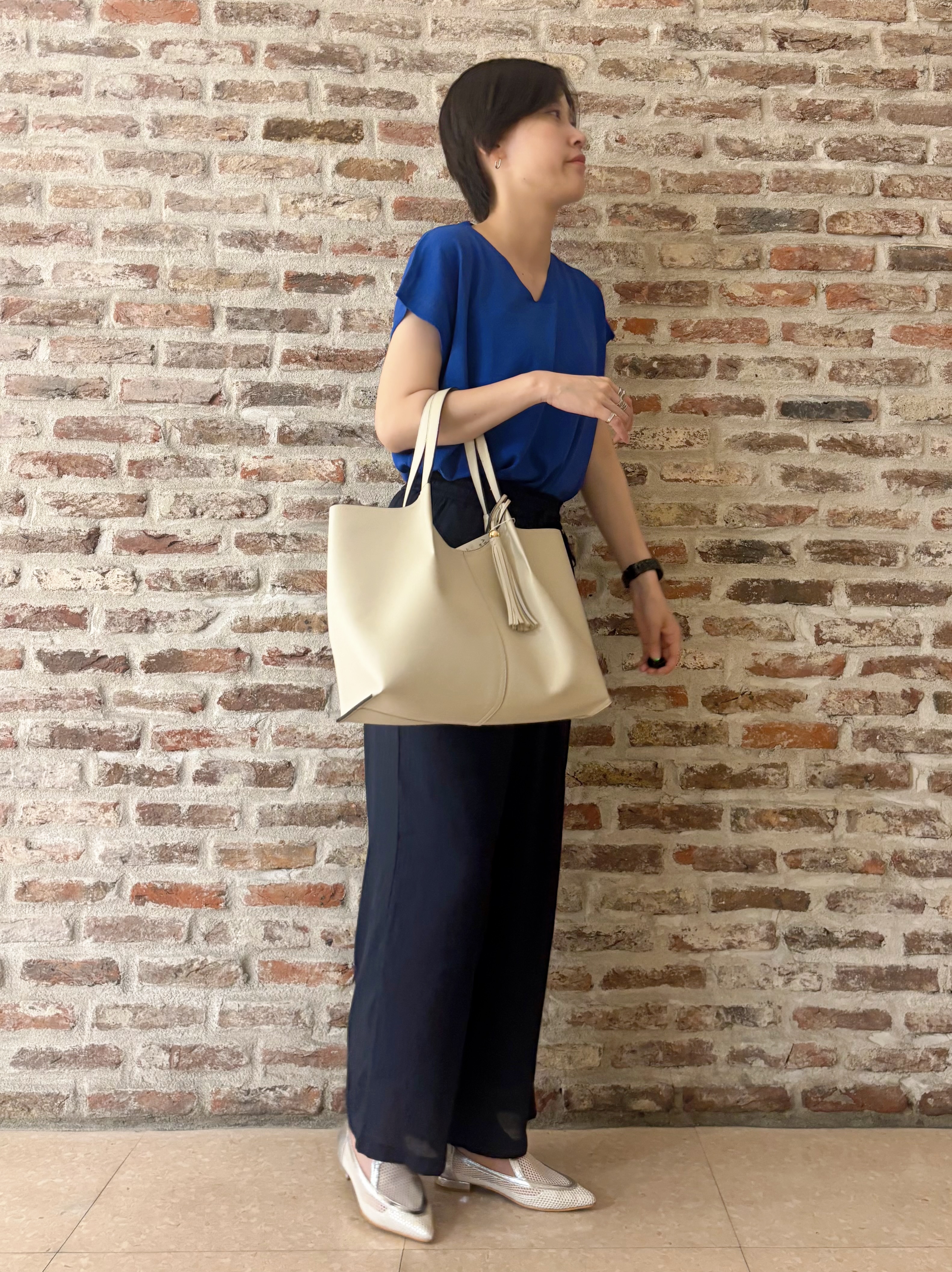 しばさんの「THE SHOP TK｜【さらっとタッチ】Vネックニット」を使ったコーディネート