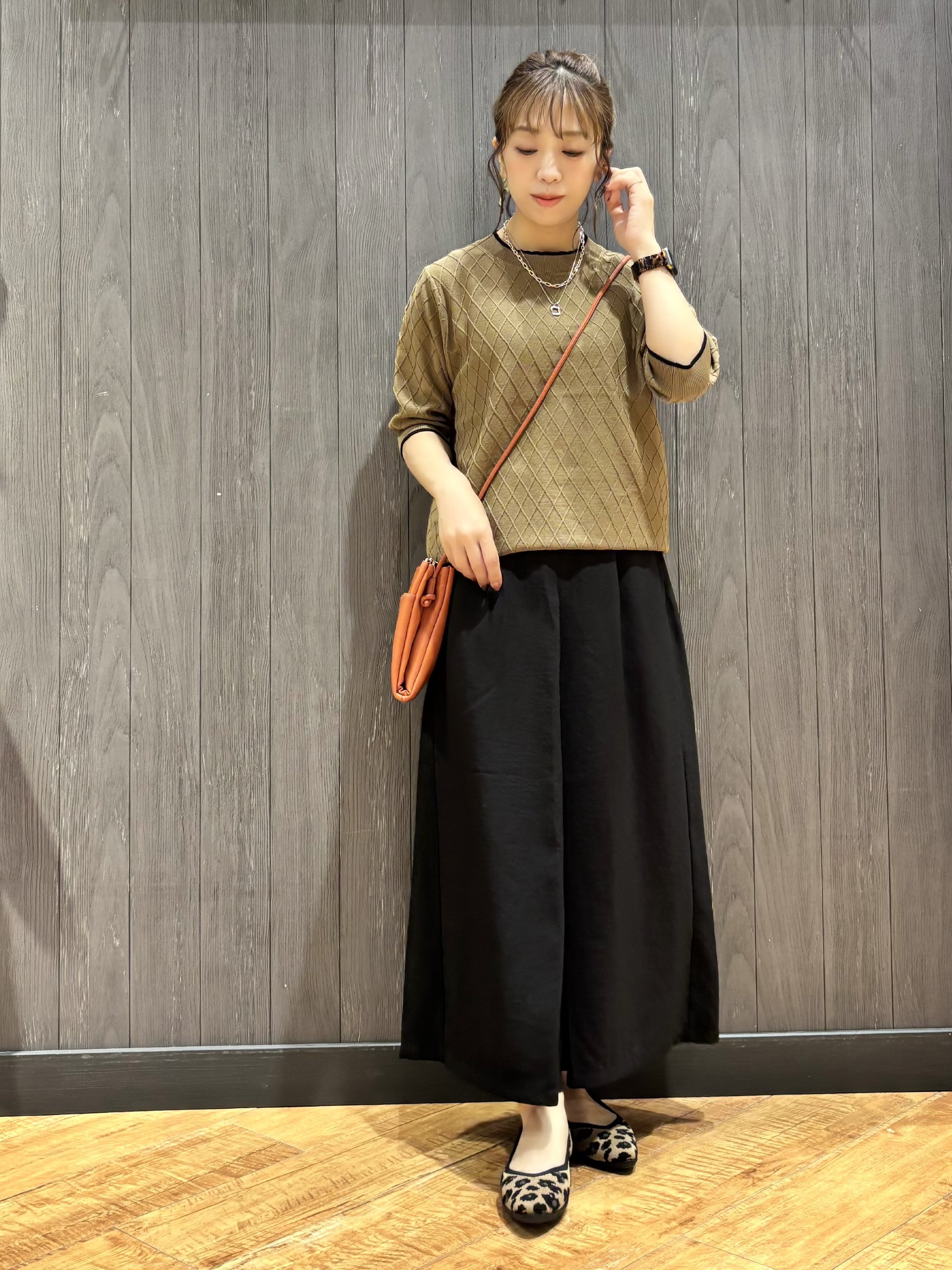 meiさんの「SHOO･LA･RUE｜【毛玉になりにくい/S-LL/洗濯機可】ダイヤ柄が上品 二の腕隠せる5分袖ニット」を使ったコーディネート