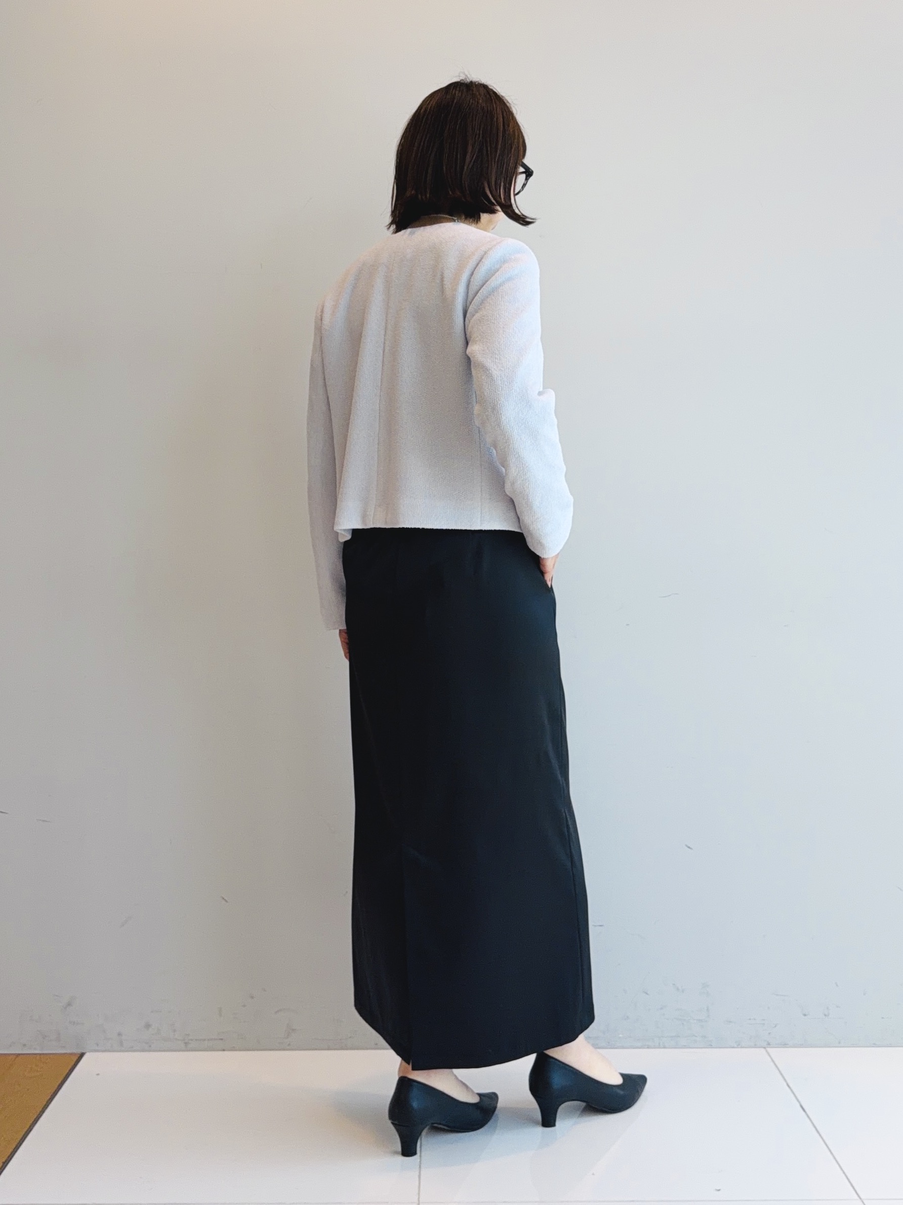 murayamaさんの「INDIVI｜【吸汗速乾／ストレッチ◎】サテン素材ナロースカート」を使ったコーディネート