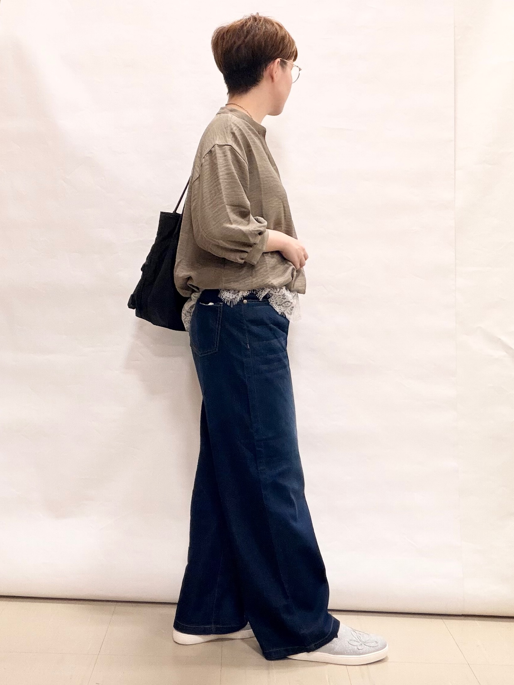 なっちゃんさんの「SHOO･LA･RUE｜【インしないで着られる/S-LL/洗濯機可】1枚で決まる裾レース 大人上品スキッパーブラウス」を使ったコーディネート