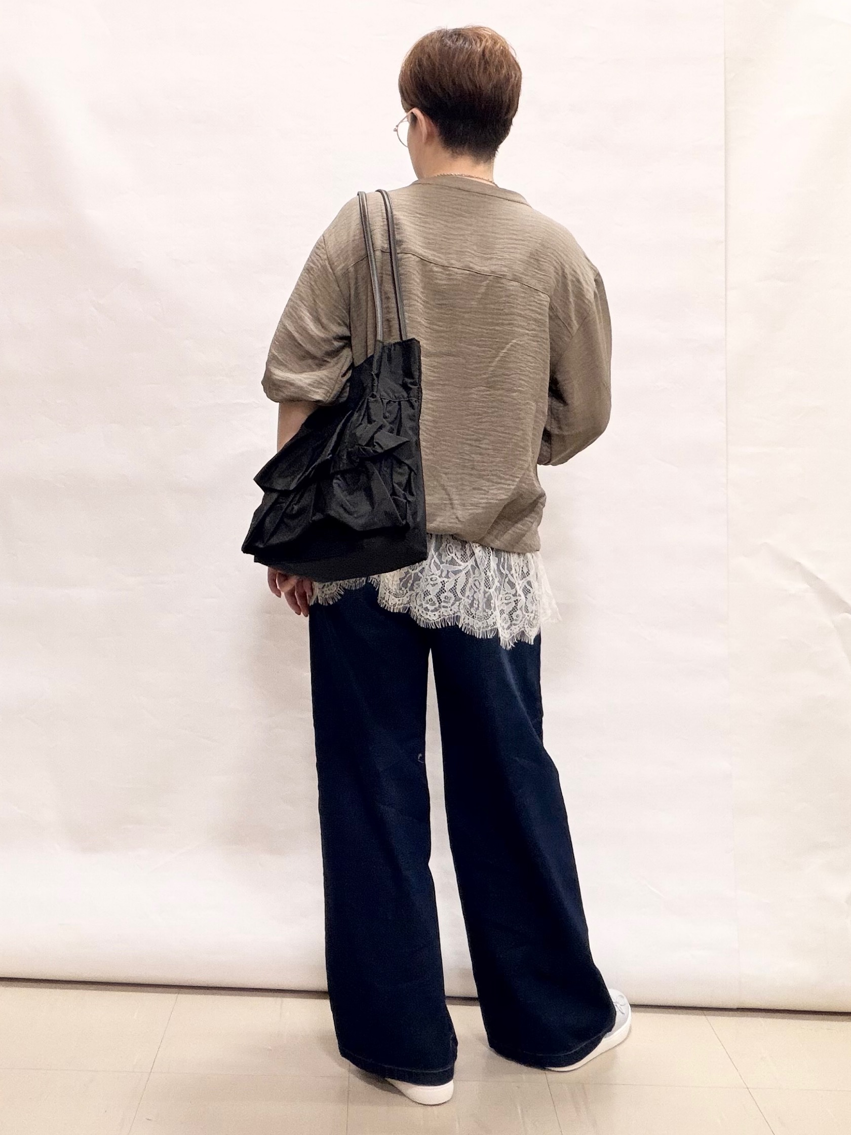 なっちゃんさんの「SHOO･LA･RUE｜【インしないで着られる/S-LL/洗濯機可】1枚で決まる裾レース 大人上品スキッパーブラウス」を使ったコーディネート