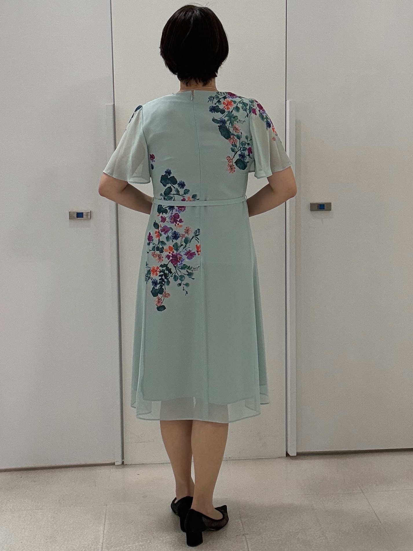 hIさんの「COUP DE CHANCE｜【手洗い可／日本製】多色花柄プリントワンピース」を使ったコーディネート