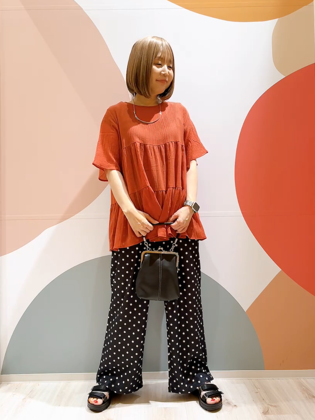 長男さんの「SHOO･LA･RUE｜【洗濯機可/S-LL】インせず着られる シアー素材が上品なティアードブラウス」を使ったコーディネート