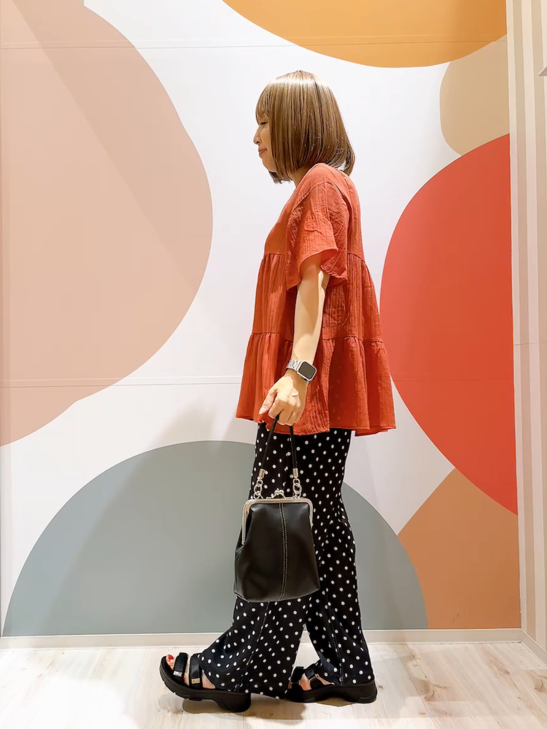 長男さんの「SHOO･LA･RUE｜【洗濯機可/S-LL】インせず着られる シアー素材が上品なティアードブラウス」を使ったコーディネート