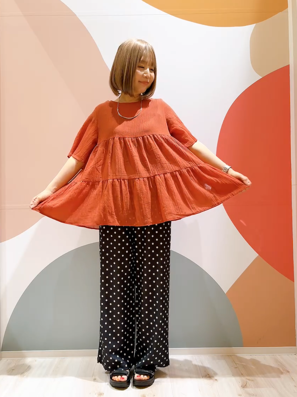 長男さんの「SHOO･LA･RUE｜【洗濯機可/S-LL】インせず着られる シアー素材が上品なティアードブラウス」を使ったコーディネート