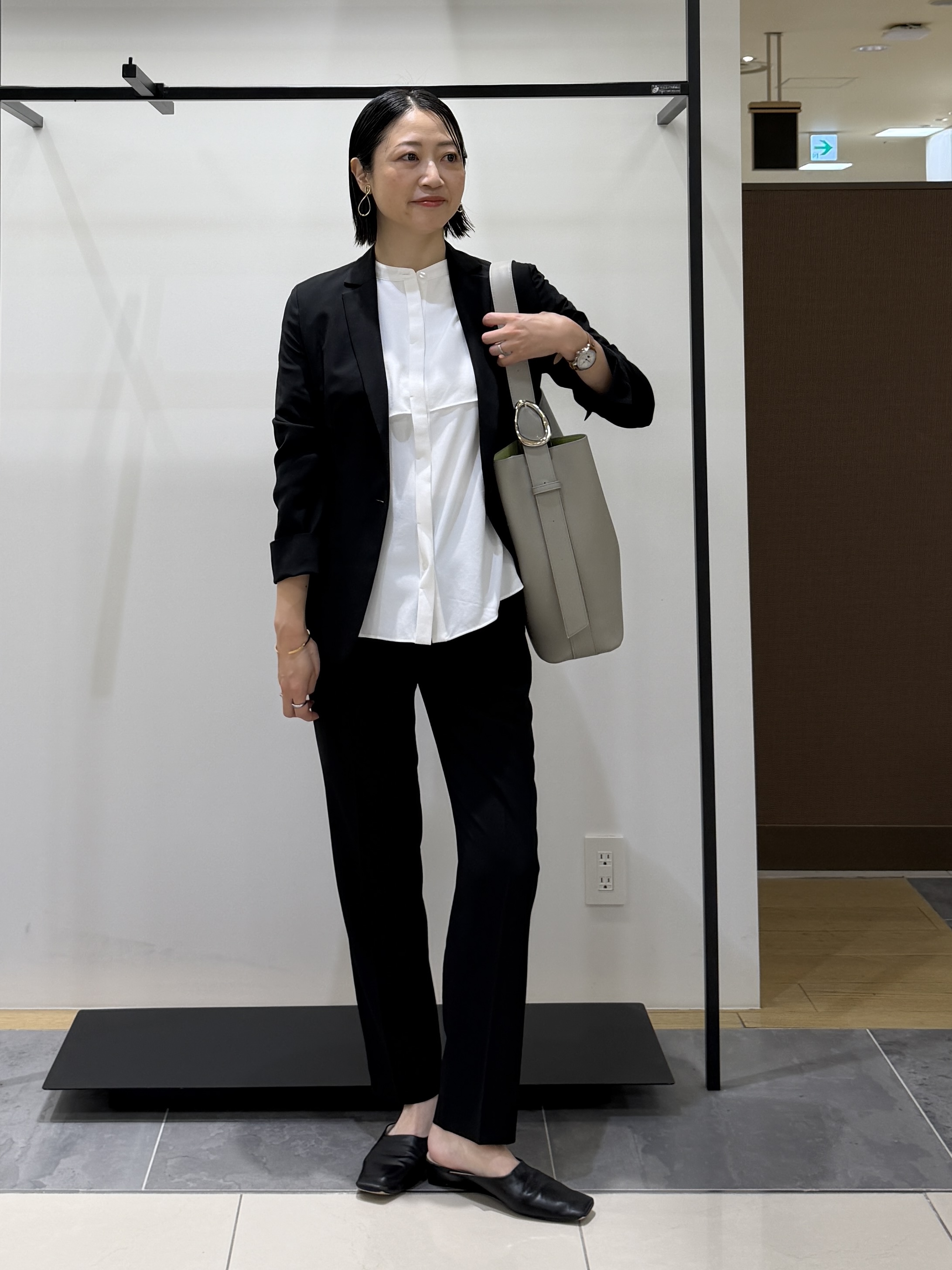 shihoさんの「INDIVI｜【羽織りにも！/UVケア/着る日傘】ケープ風ブラウス」を使ったコーディネート