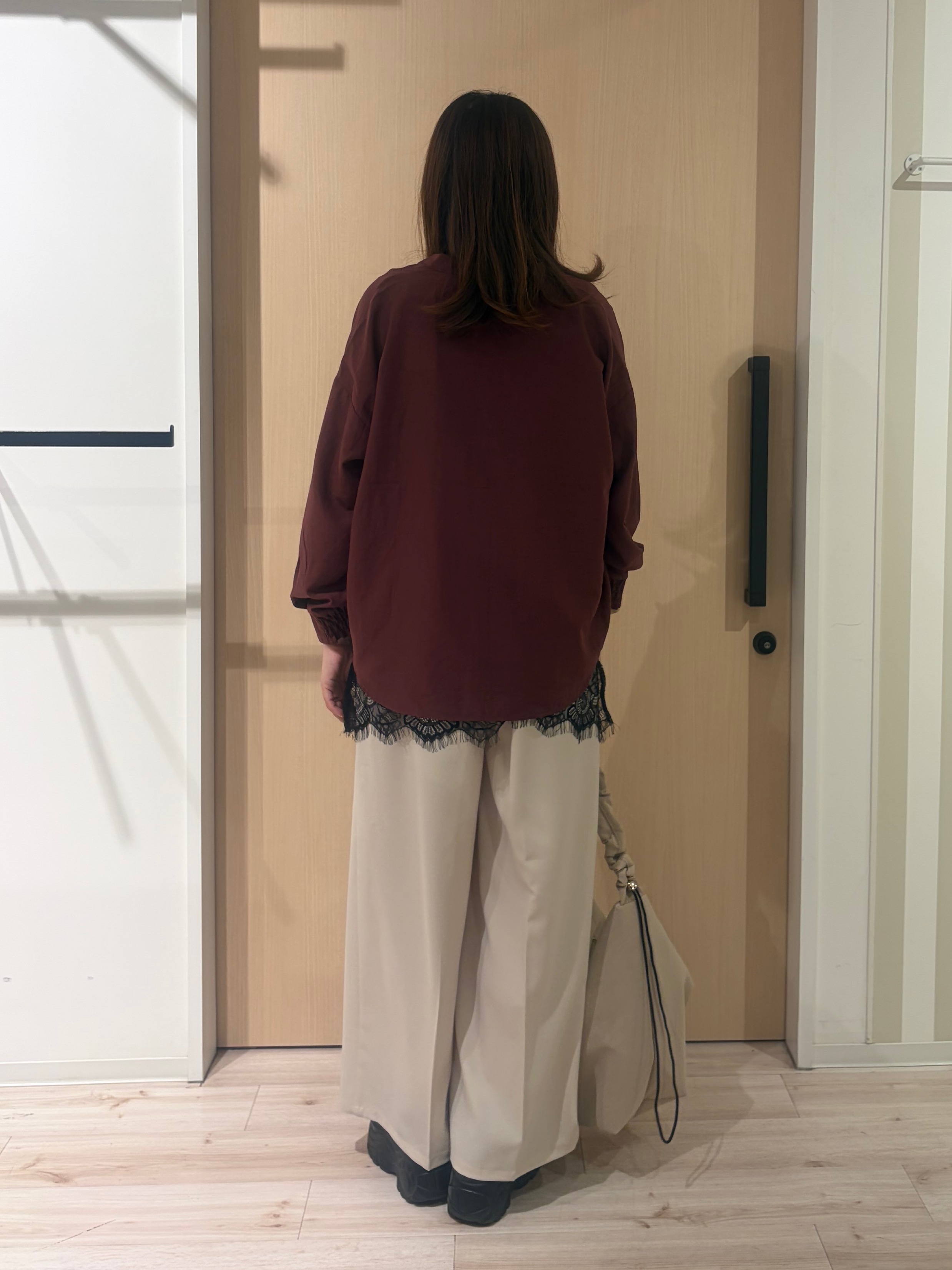 funafunaさんの「SHOO･LA･RUE｜【洗濯後しわになりにくい/S-LL】キーネック金ボタンポケットシャツ」を使ったコーディネート