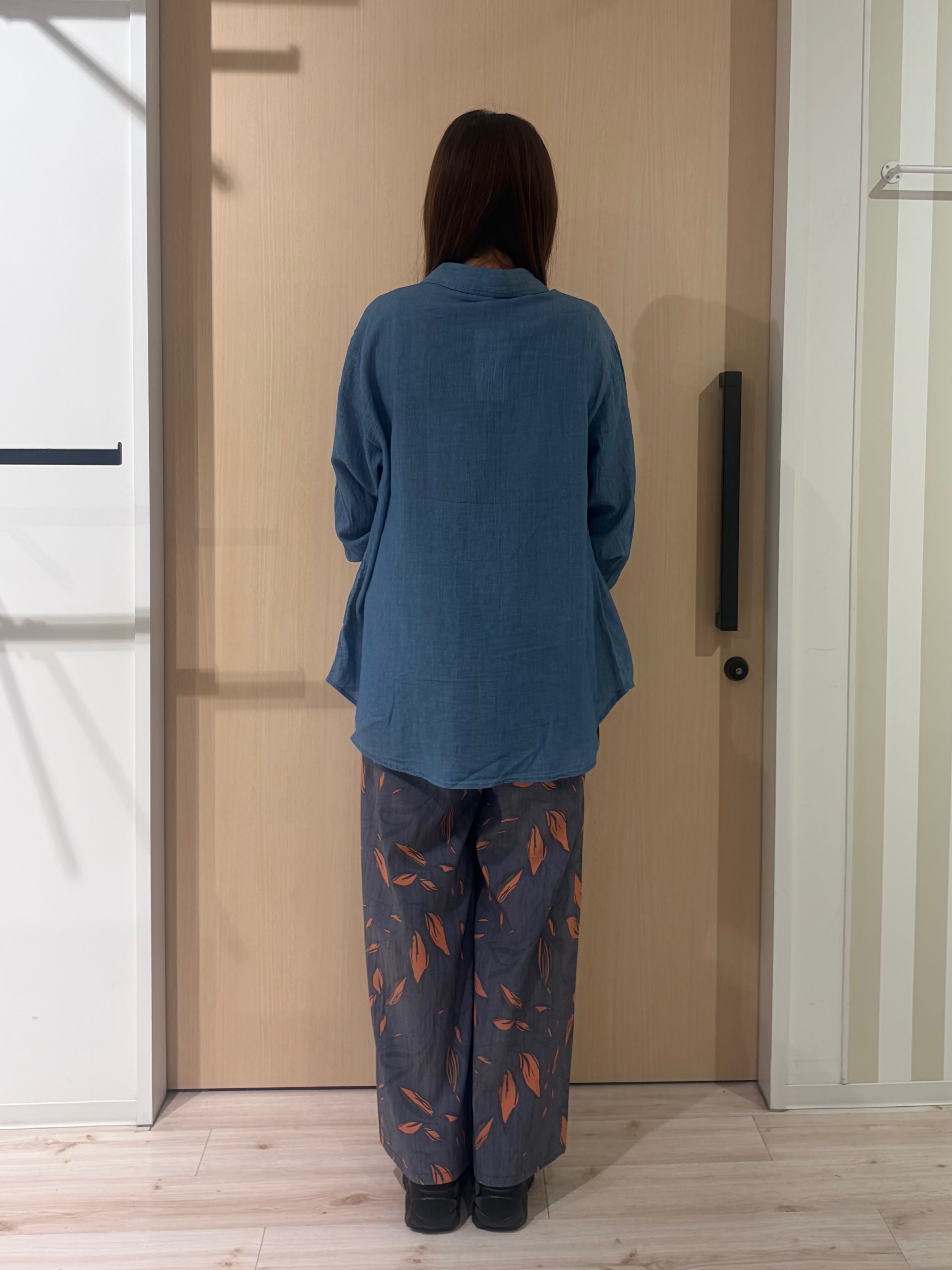funafunaさんの「SHOO･LA･RUE｜【綿100%/UV/S-LL/体型カバー】ヒップが隠せる やわらかデニムシャツ」を使ったコーディネート