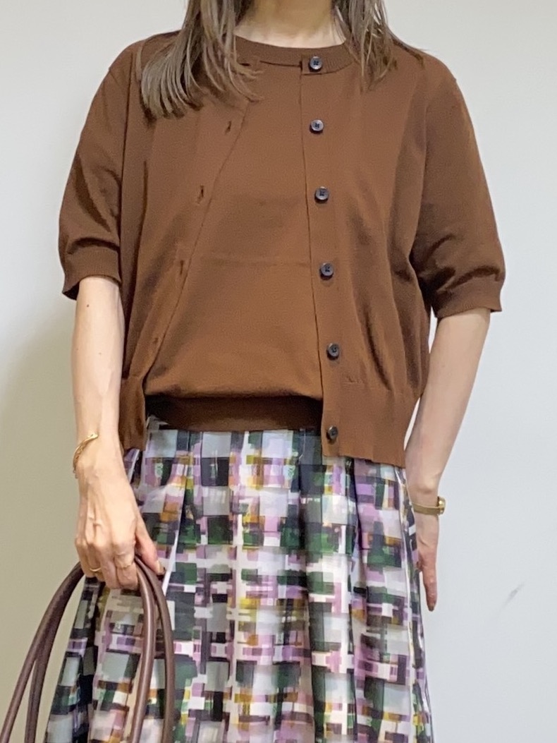 tomoさんの「UNTITLED｜【すっきり秋羽織り/前開きボタン】ドライタッチ5分袖カーディガン」を使ったコーディネート