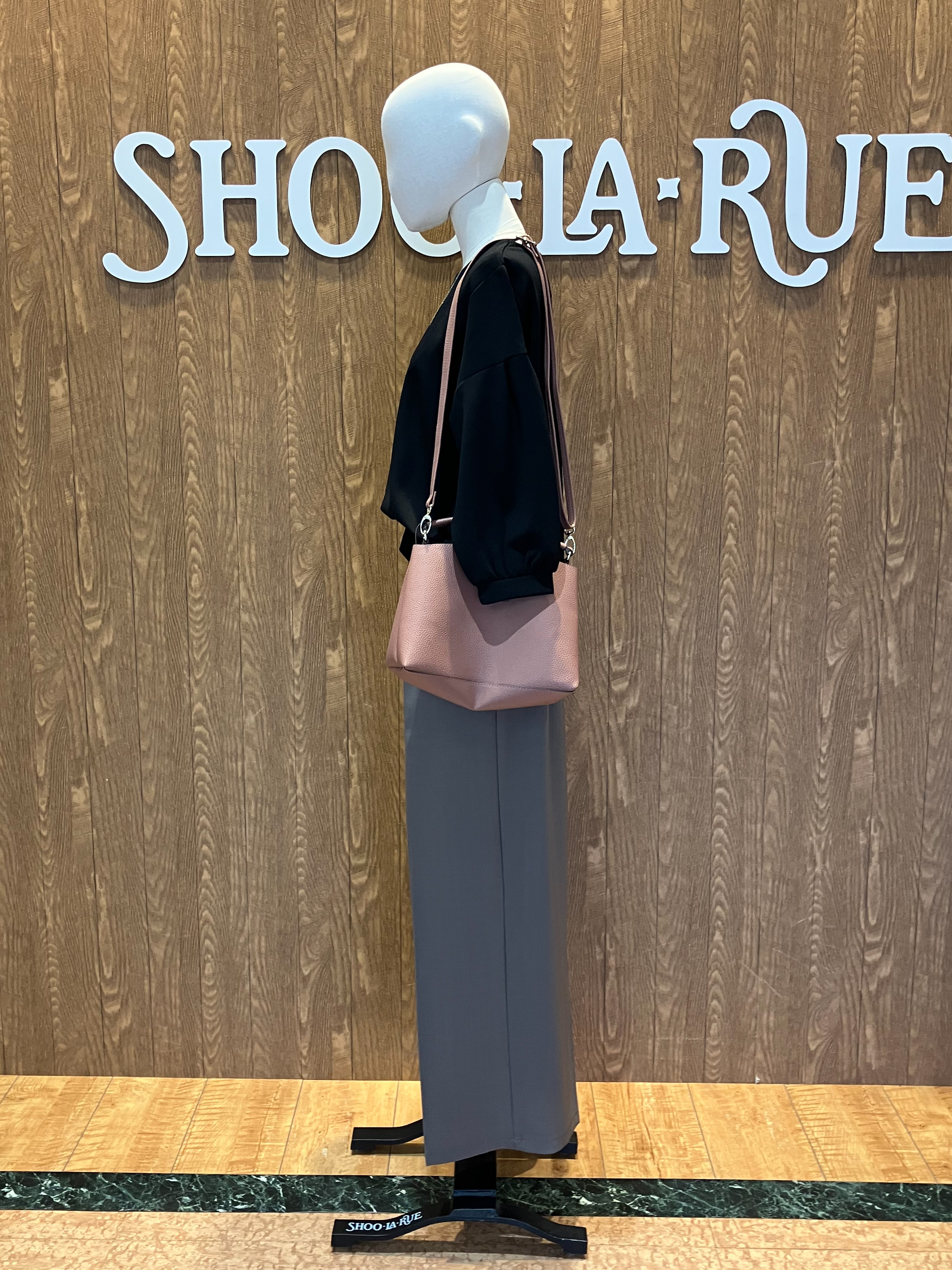 itoさんの「SHOO･LA･RUE｜【着丈選べる/2点セット】ネックレス付き やわらか8分袖ブラウス」を使ったコーディネート