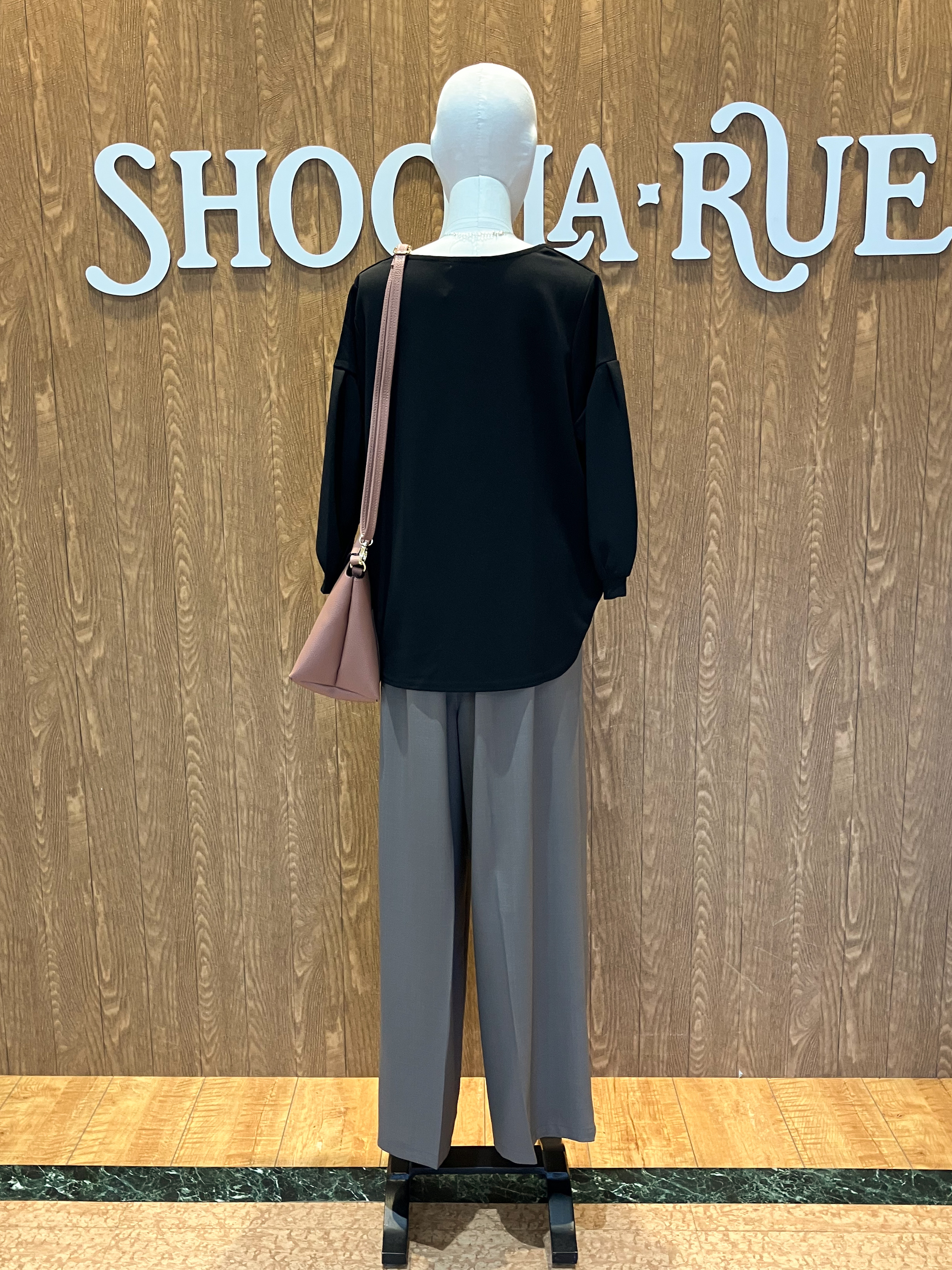itoさんの「SHOO･LA･RUE｜【着丈選べる/2点セット】ネックレス付き やわらか8分袖ブラウス」を使ったコーディネート