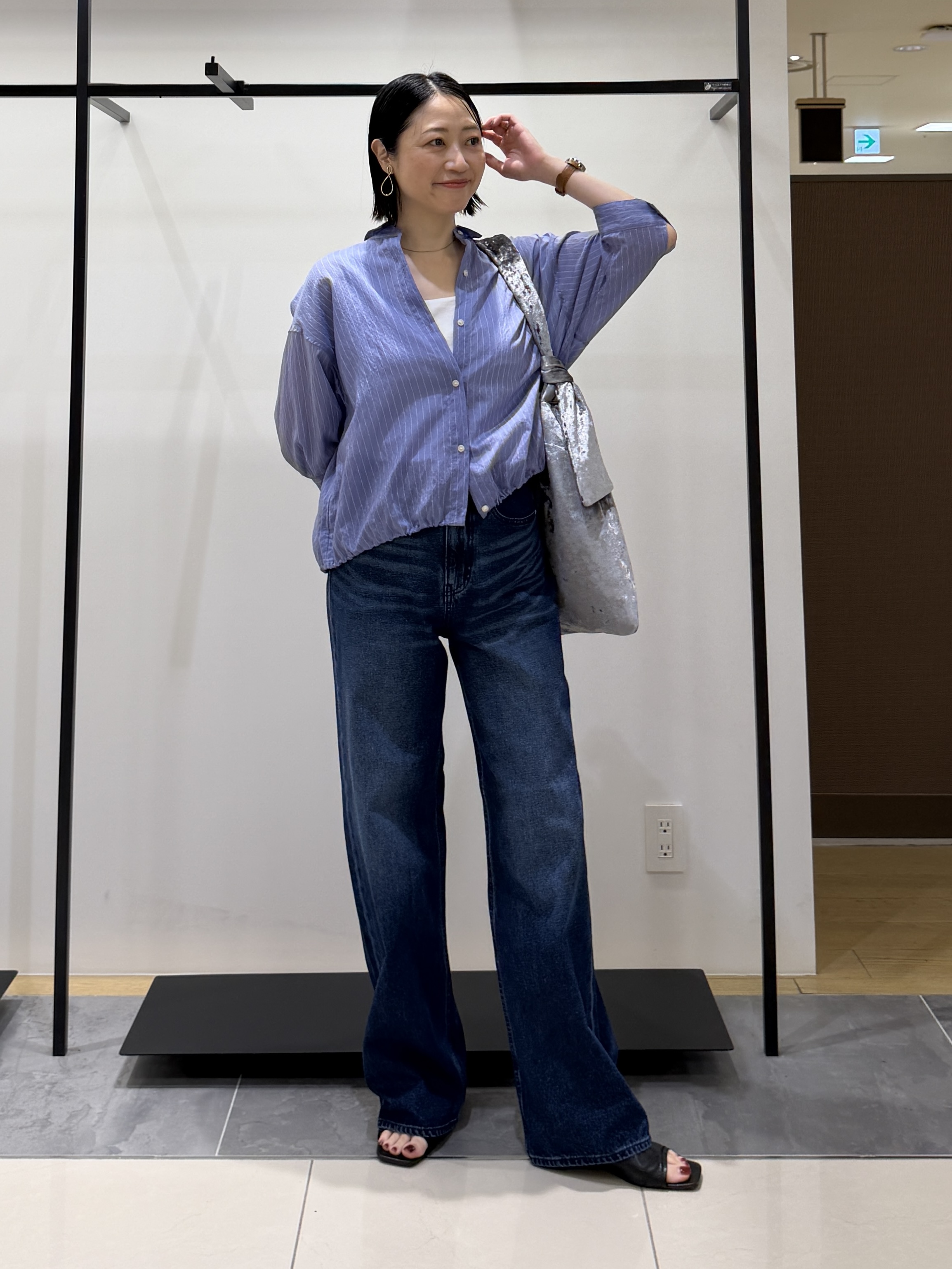 shihoさんの「INDIVI｜【シアー／7分袖】体型カバーゆったりシャツ」を使ったコーディネート