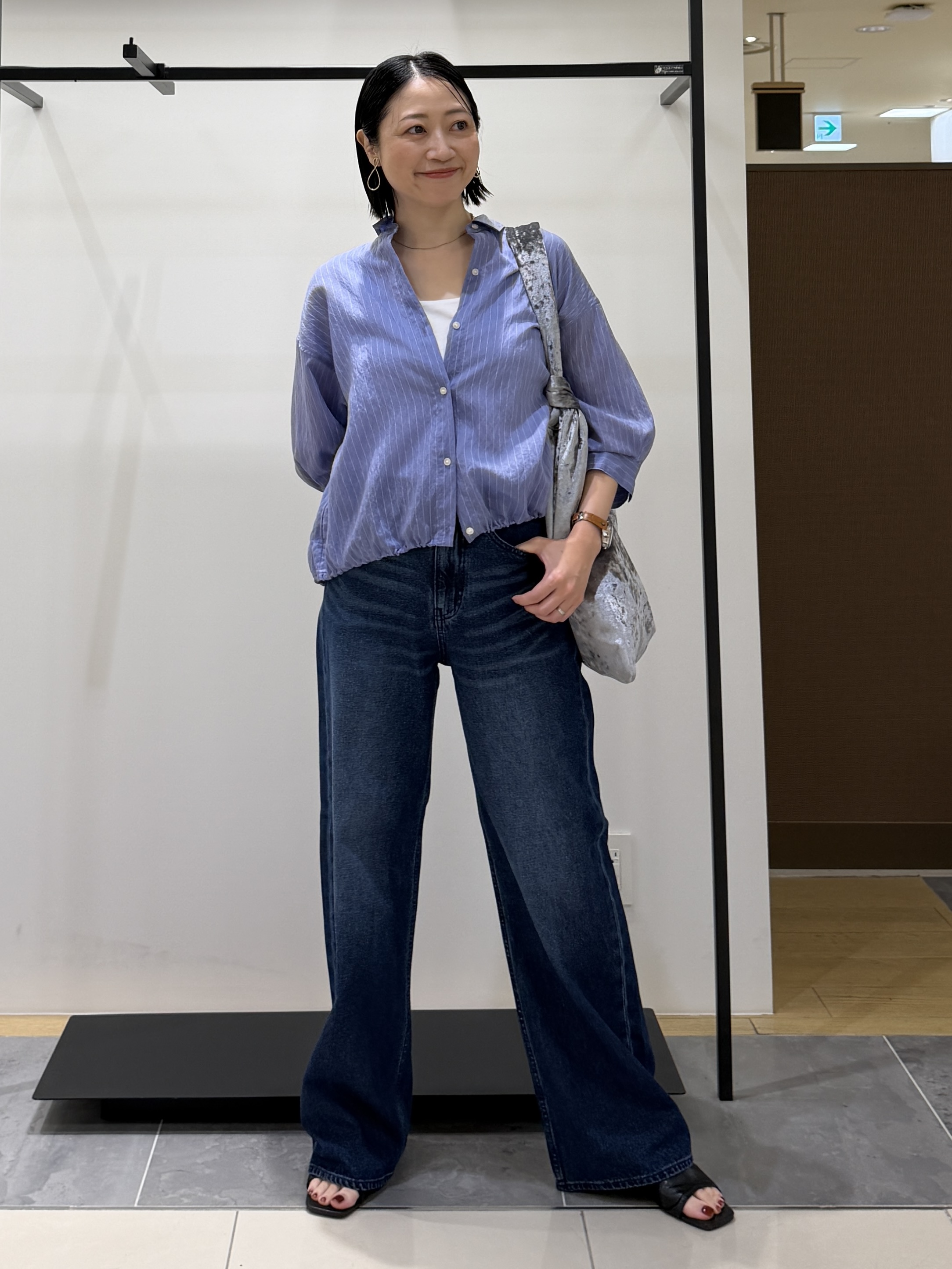 shihoさんの「INDIVI｜【シアー／7分袖】体型カバーゆったりシャツ」を使ったコーディネート