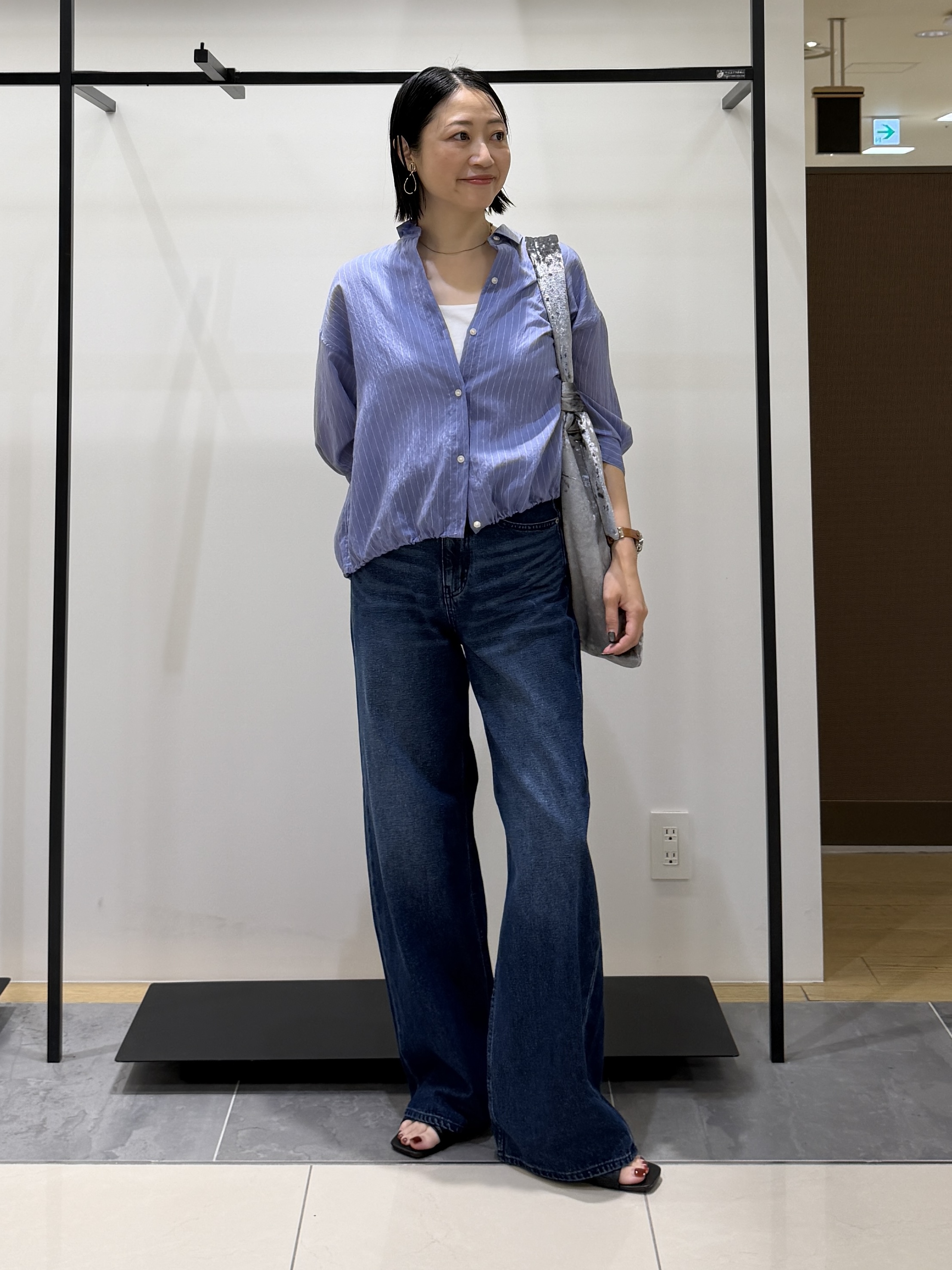 shihoさんの「INDIVI｜【シアー／7分袖】体型カバーゆったりシャツ」を使ったコーディネート